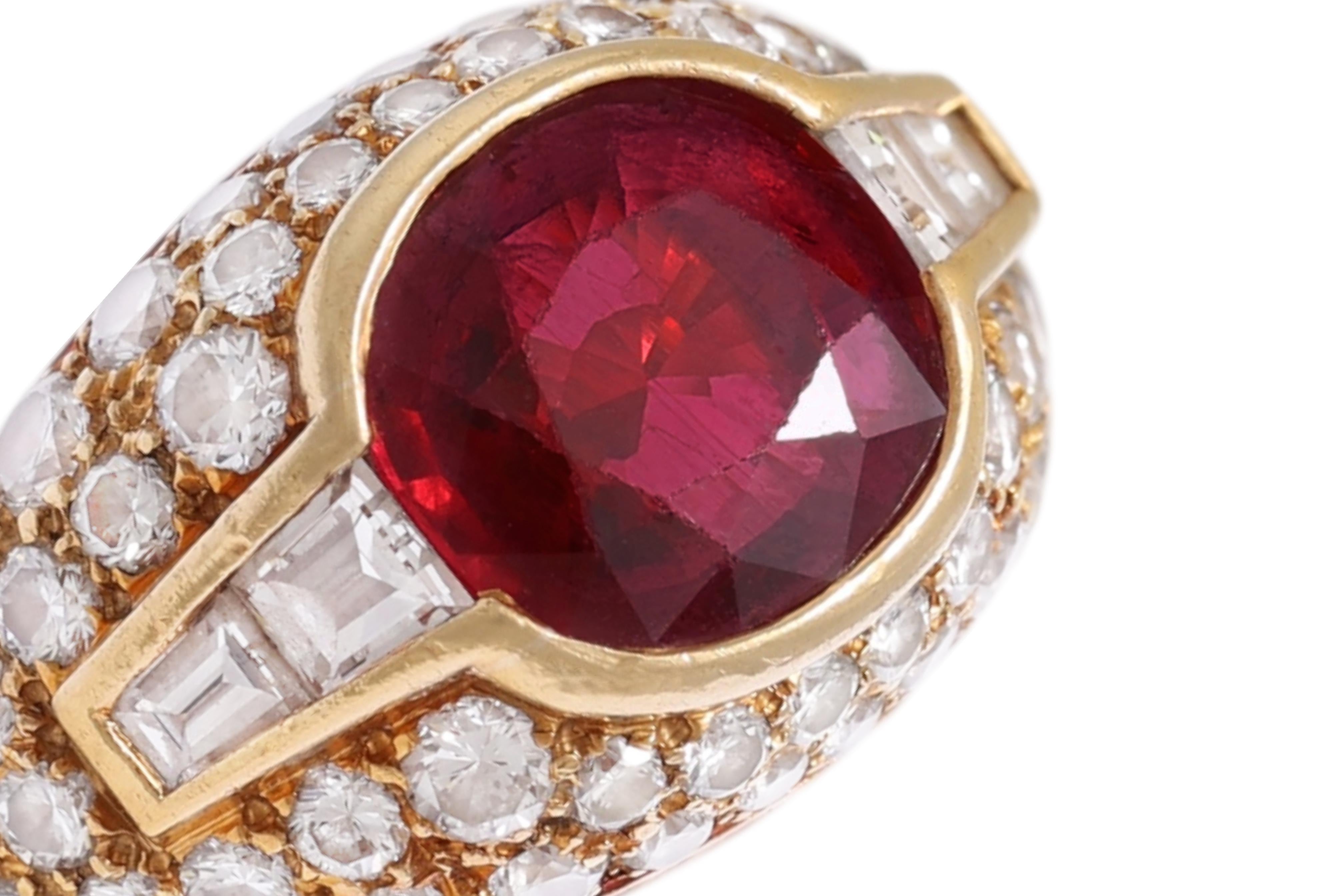 Taglio ovale Anello Bvlgari Trombino in oro giallo 18 carati con 2,09 carati di rubini e diamanti con certificazione GRS in vendita