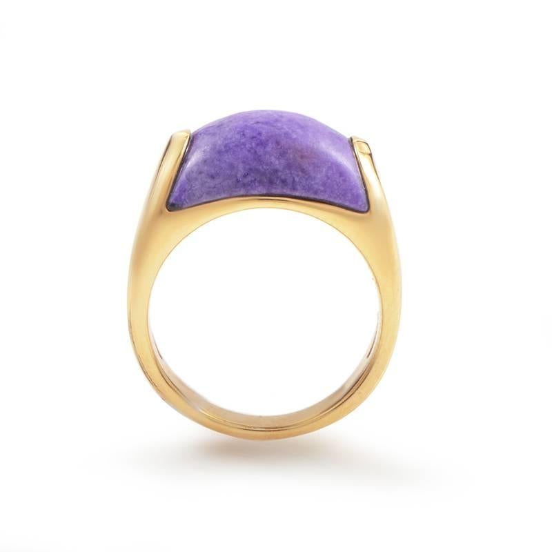 The classic, polished look of this splendid ring from Bvlgari is accomplished by immaculate setting of purple agate onto the 18K yellow gold body.