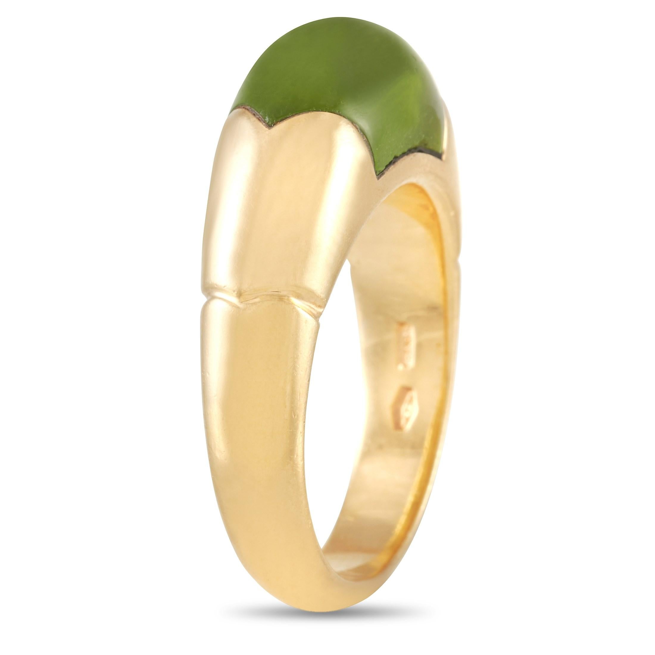 This lovely Bvlgari Tronchetto 18K Yellow Gold Peridot Ring is made with 18K yellow gold and is set with a large peridot stone at the front of the band. The ring has a band thickness of 5 mm, a top height of 7 mm, and top dimensions of 7 by 18 mm,