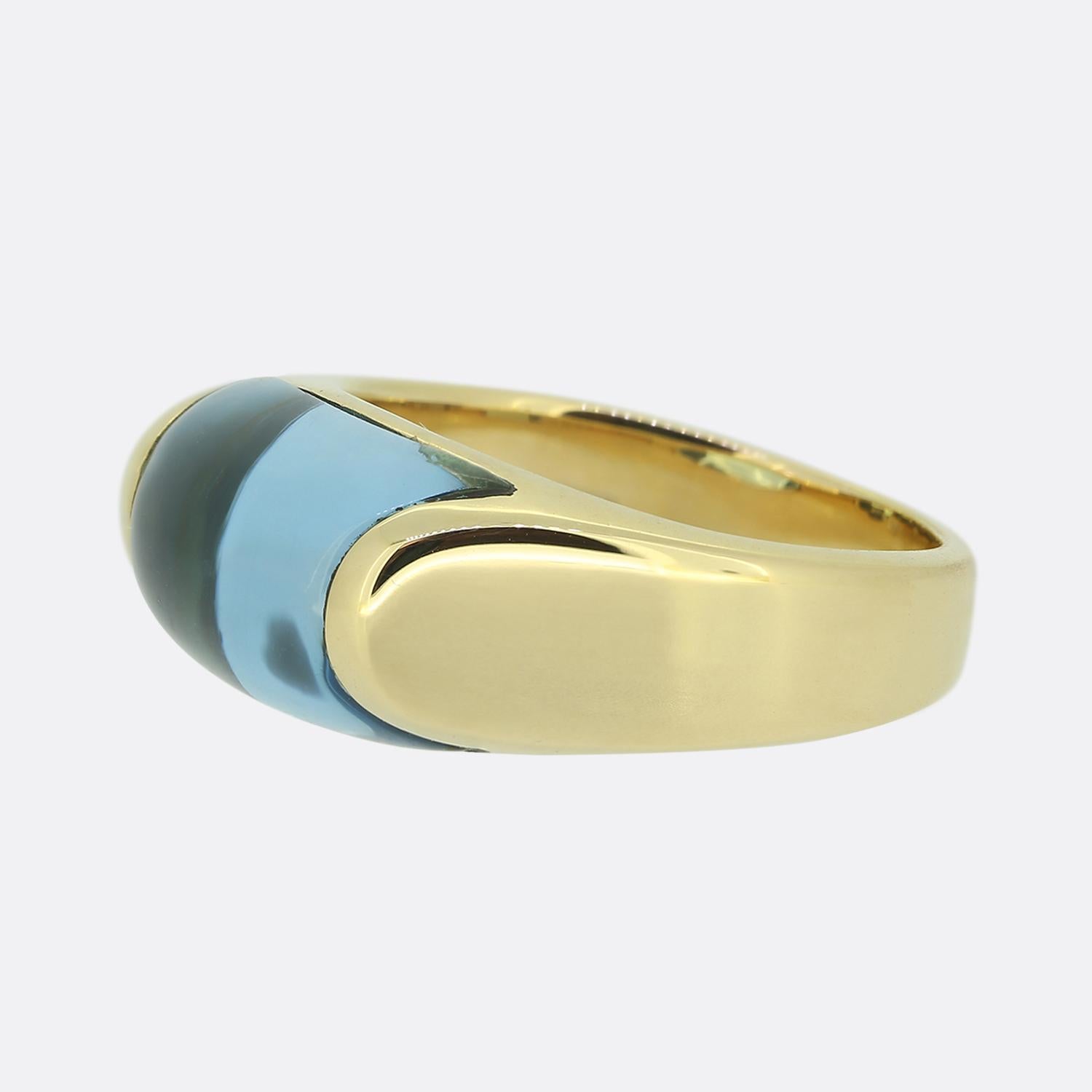Questo è un pezzo iconico della famosa casa di gioielli di lusso Bvlgari. Questo anello da cocktail è caratterizzato da un topazio blu in primo piano, integrato nel design e affiancato da ampie spalle non impreziosite. La fascia è realizzata in