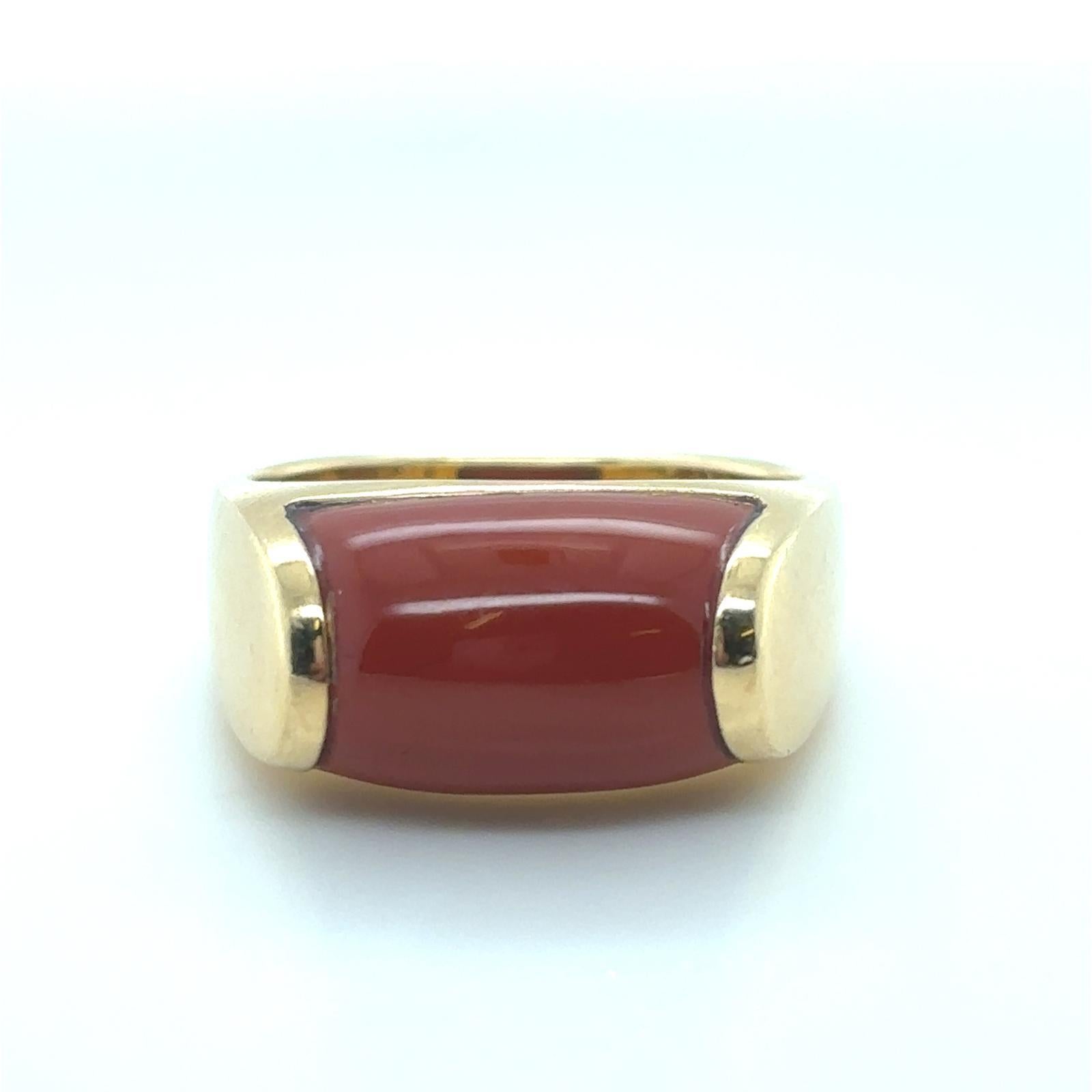 Ein Bvlgari Tronchetto-Ring aus 18 Karat Gelbgold, um 2000.

Dieser schlichte und elegante Ring aus 18 Karat Gelbgold von Bvlgari zeigt einen halbzylindrischen Cabochon aus Karneol in einer glatten, polierten Lünettenfassung.

Ein echtes Statement