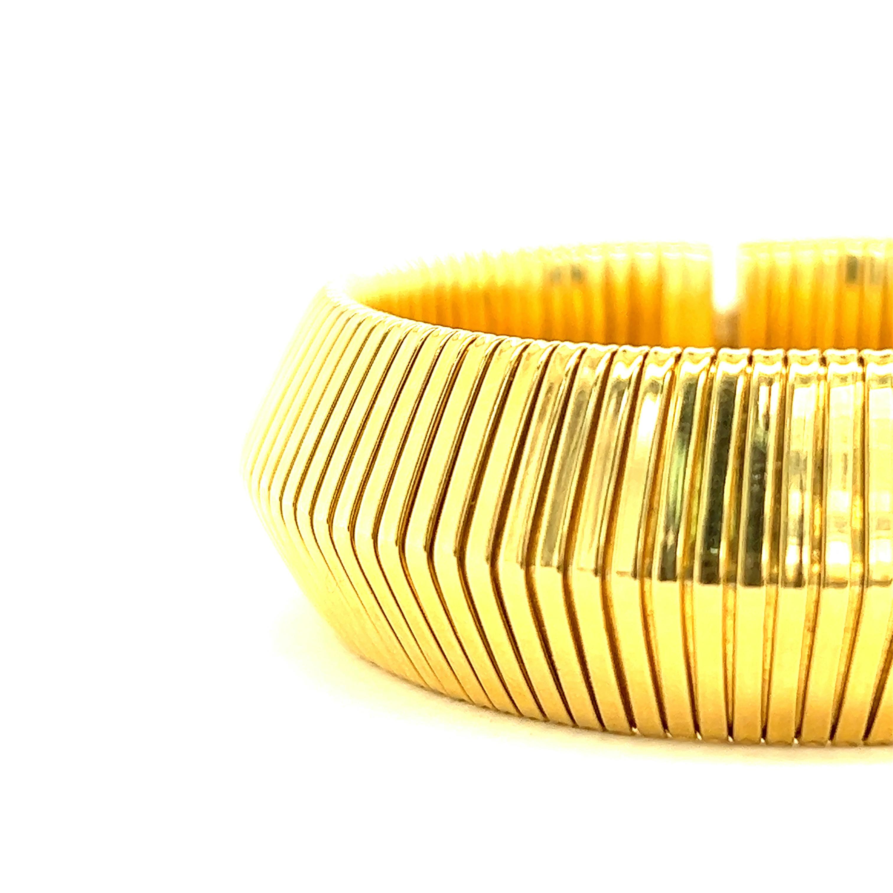 Bvlgari Tubogas 18k Yellow Gold Bracelet

Triangle shaped bracelet: the inside has one side and the outside has two sides; very flexible design; when closed, the bracelet leaves a 2 mm gap, showing the white gold; marked Bvlgari, 750

Size: length