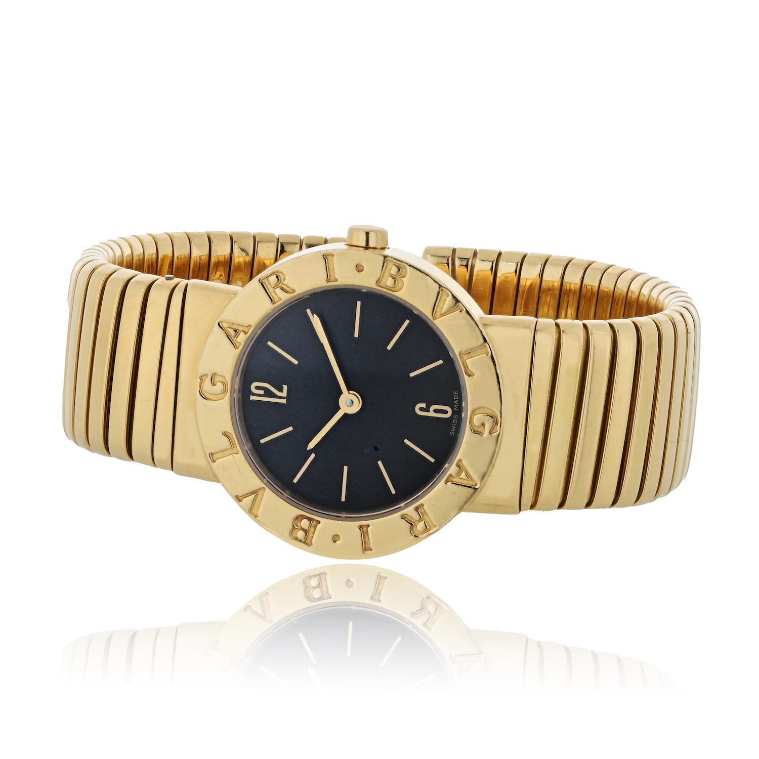 Laissez-vous séduire par l'allure intemporelle de la montre pour femmes Bulgari Tubogas à bracelet en or jaune et cadran noir de 26 mm, modèle BB262T, un garde-temps captivant qui allie harmonieusement sophistication et charme vintage. Cette