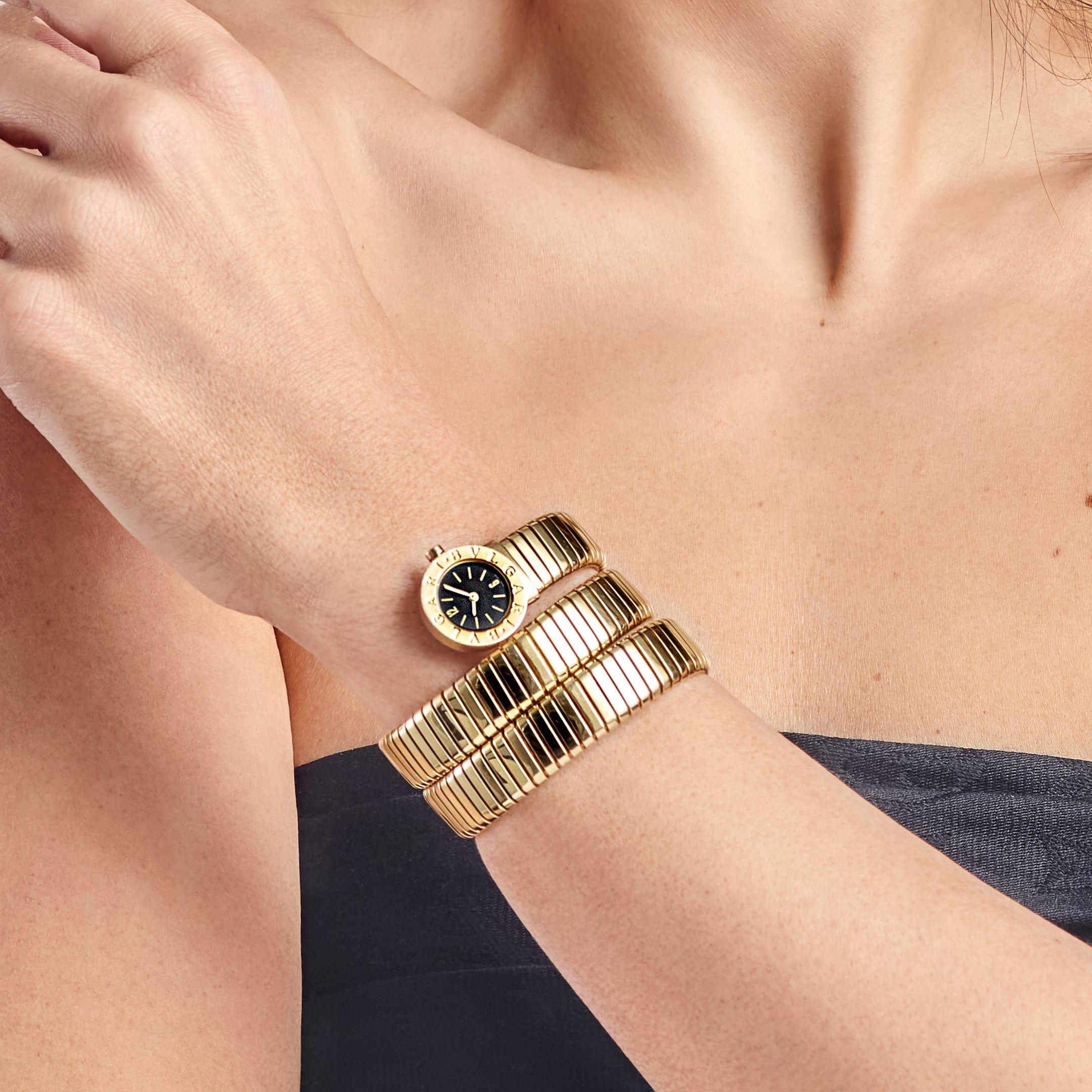 The BVLGARI Tubogas BB191T is a sophisticated and timeless timepiece that showcases BVLGARI’s iconic design language. Crafted in 18k yellow gold, the watch features a unique triple-row Tubogas bracelet, which seamlessly wraps around the wrist with a