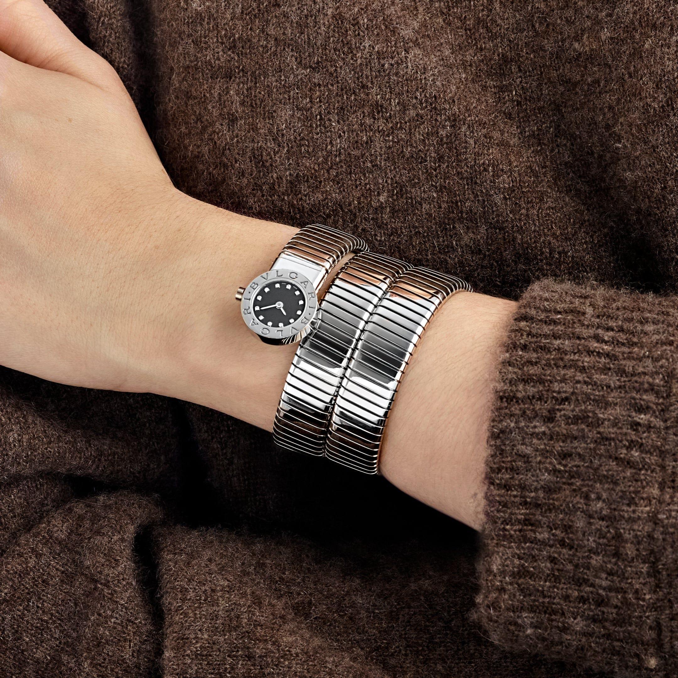 Jewels Aficionado propose la montre BVLGARI Tubogas BB191TS 3 Row est un garde-temps raffiné et contemporain qui incarne l'approche unique de BVLGARI en matière de conception de montres de luxe. Fabriqué en acier inoxydable poli, son emblématique