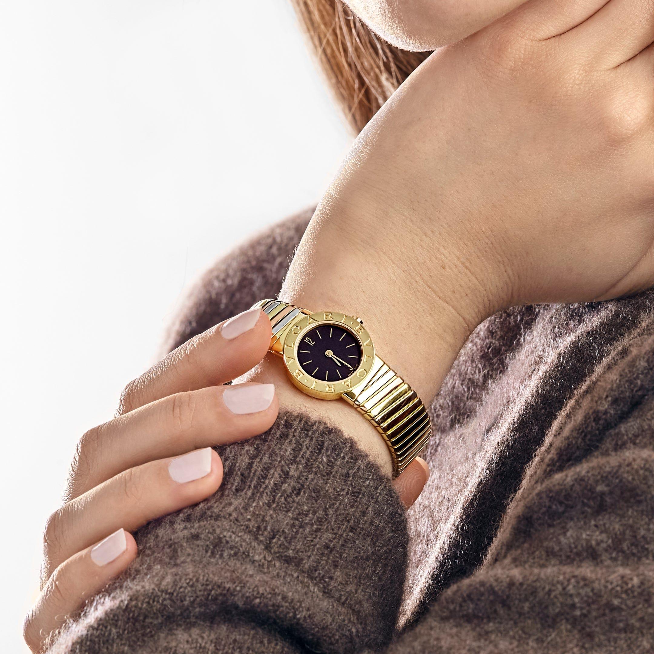 Jewels Aficionado offers the BVLGARI Tubogas BB232T 1 Row is a stylish and innovative timepiece that captures BVLGARI’s signature blend of bold design and luxurious craftsmanship. Featuring a tri-color Tubogas bracelet, this watch incorporates