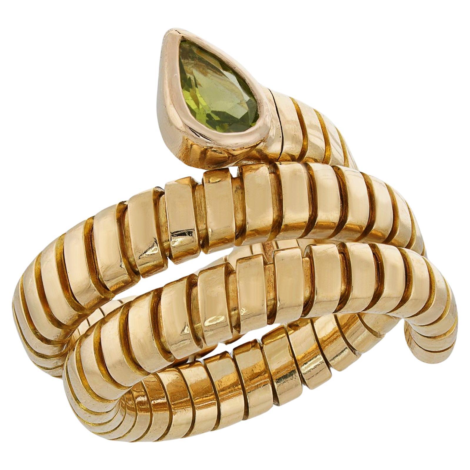 BVLGARI Tubogas Ring aus 18 Karat Gelbgold mit grünem Peridot  im Angebot