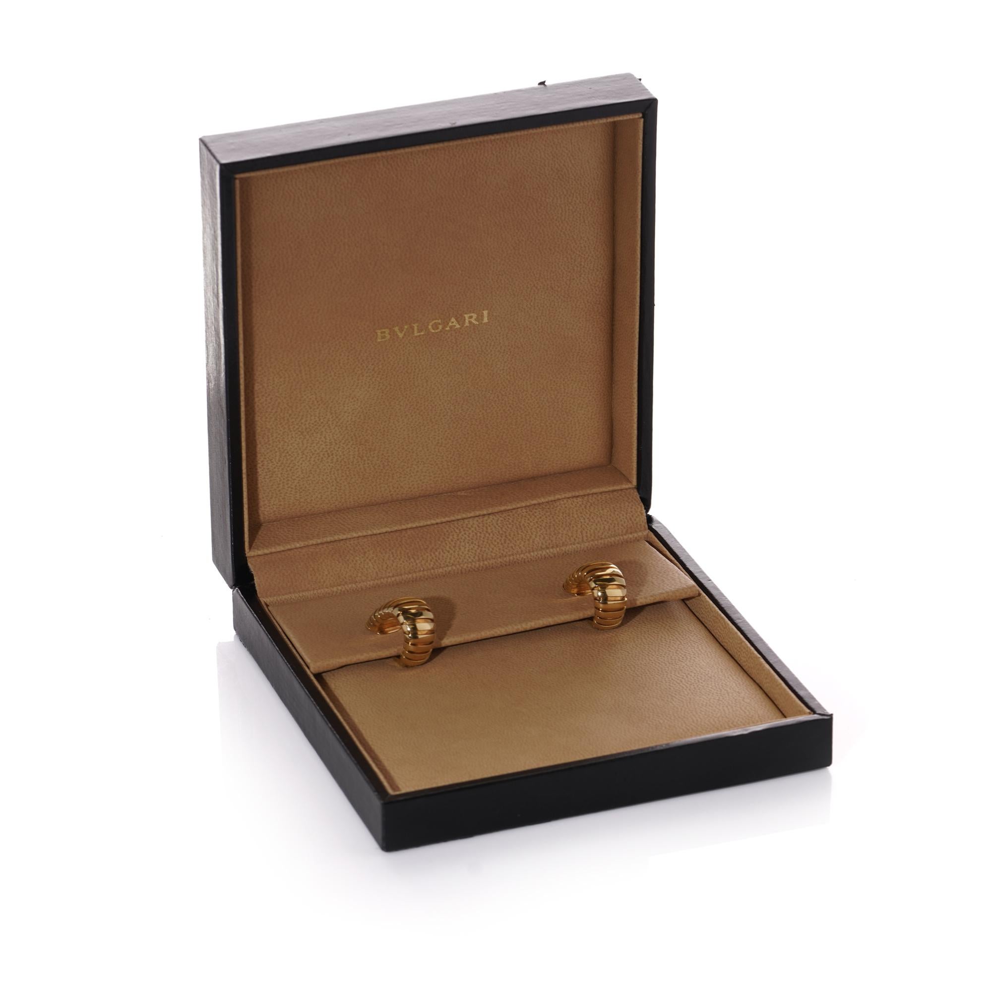 Indulge in luxury with these stunning Bvlgari Tubogas link hoop clip-on earrings, meticulously crafted from radiant 18K yellow gold. The elegant clip-on design ensures easy and secure wear, making them a perfect addition to any woman's jewellery