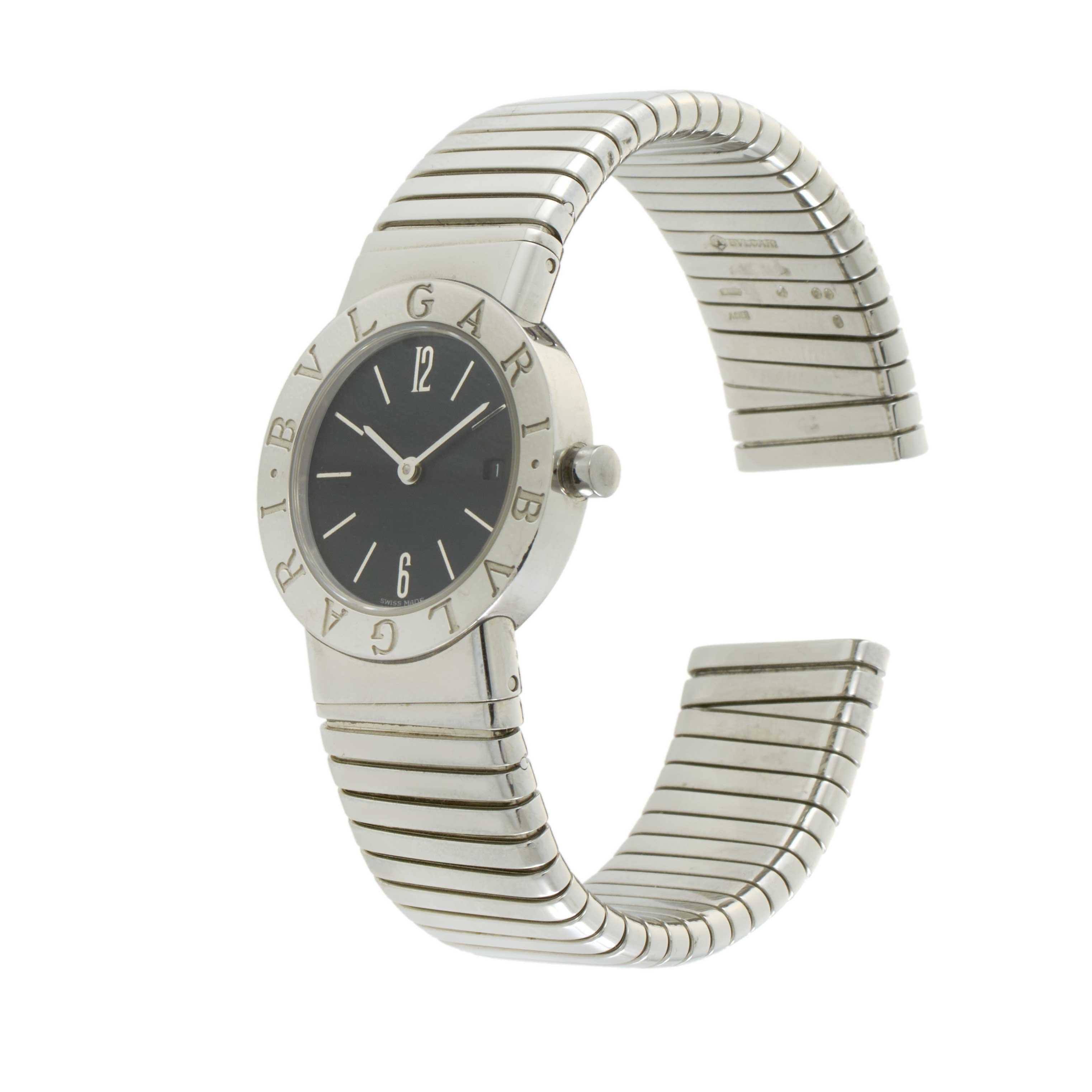 Bvlgari Tubogas degli anni '90 con cassa in acciaio inossidabile da 26 mm e bracciale a spirale che si avvolge dolcemente intorno al polso. Il quadrante nero è impreziosito da sottili indici e lancette d'argento che gli conferiscono un aspetto