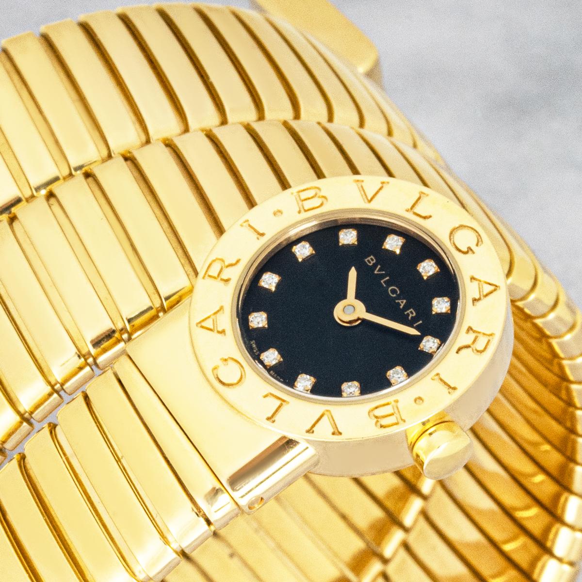Un orologio da polso da donna Tubogas in oro giallo 18k di Bvlgari, Ref. BB191TG

Questo classico pezzo d'autore di Bvlgari presenta un raro quadrante nero con indici di diamanti applicati, protetto da vetro zaffiro. Alimentato da un preciso