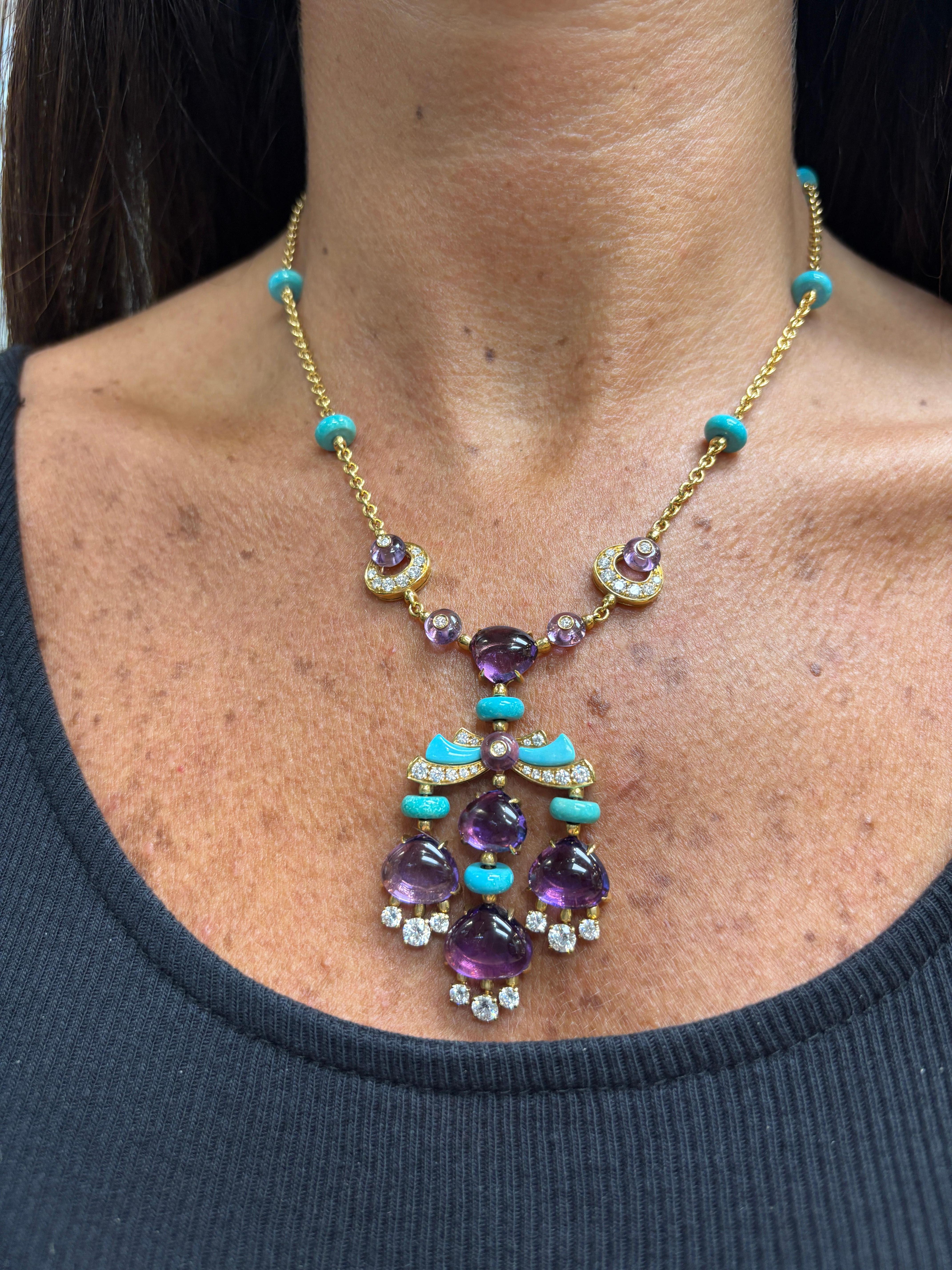 Collana Bvlgari con ametista turchese e diamanti

Una collana con ciondolo di Bulgari ornata da ametiste cabochon, turchesi intagliati e diamanti taglio rotondo.

La lunghezza è regolabile
Firmato: Bvlgari 
Tipo di metallo: Oro giallo 18 carati