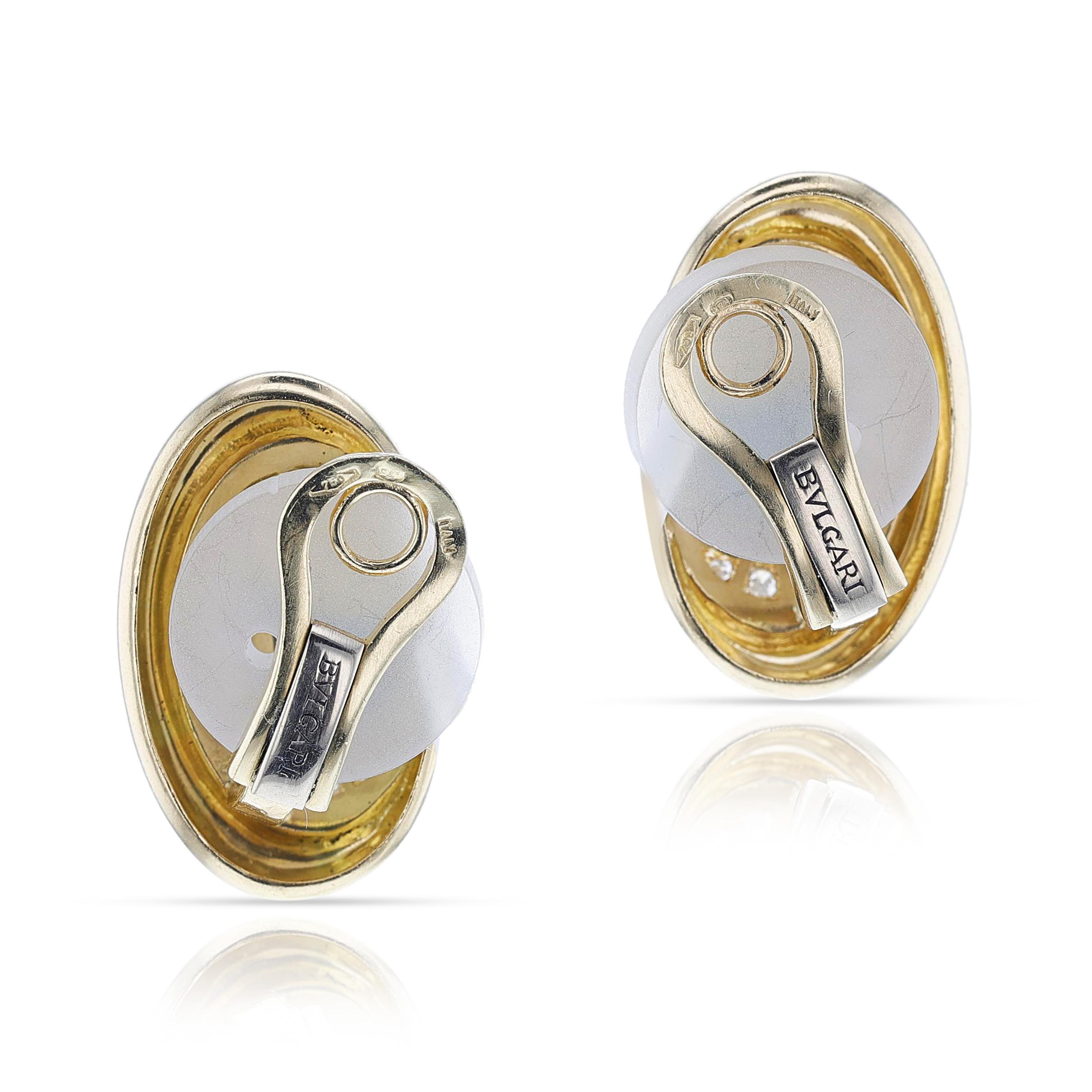 Paire de boucles d'oreilles BVLGARI en or jaune 18 carats avec cabochon de turquoise et diamant. Les boucles d'oreilles mesurent 2,5 x 1,5 CM. Clip-ons. Le poids total des boucles d'oreilles est de 20 grammes. Marques : 750, ITALIE.