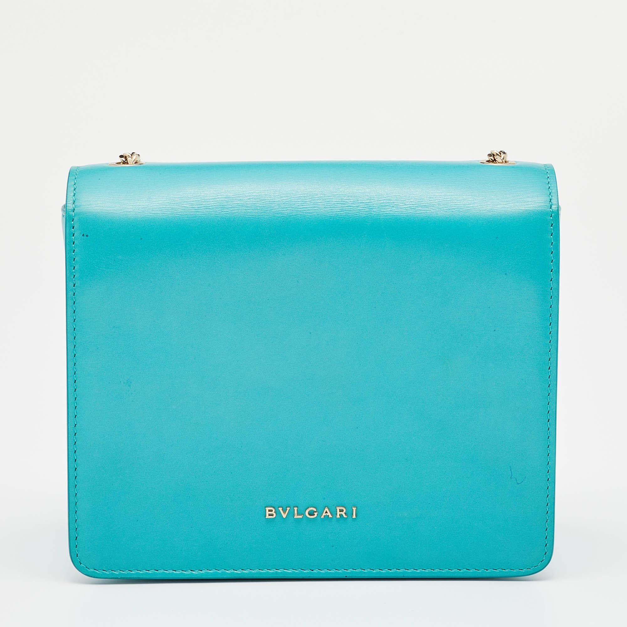 This Bvlgari bag reflects the magnificent designs and refined construction of the brand. Made from turquoise leather, the brand signature on the front offers it a recognizable accent, and it can be carried in a chic way with the shoulder strap. The