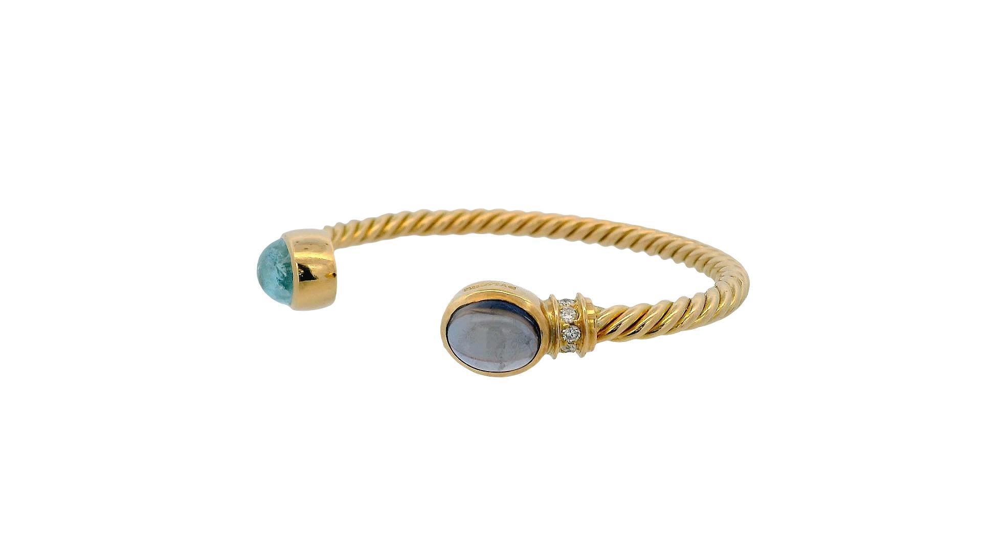 Il bracciale bangle di Bvlgari è un gioiello elegante che sfoggia un design sofisticato realizzato in Italia. Realizzato in oro 18 carati, il bracciale presenta uno stile unico e attorcigliato che aggiunge un tocco dinamico e moderno. 

La splendida