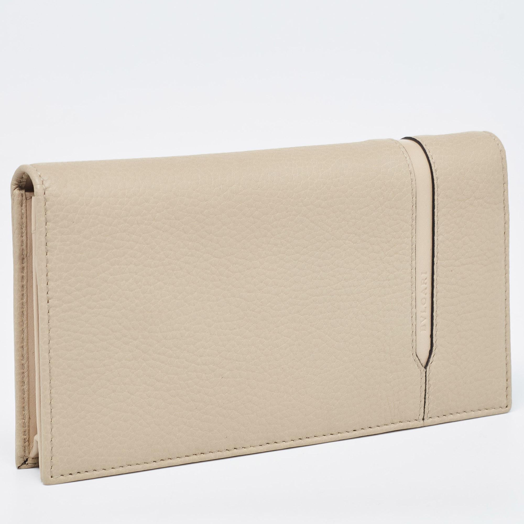 Compact and stylish, this wallet will be your favorite grab-and-go companion. Designed from quality materials, its interior is divided into different compartments to store your cards and cash perfectly.

