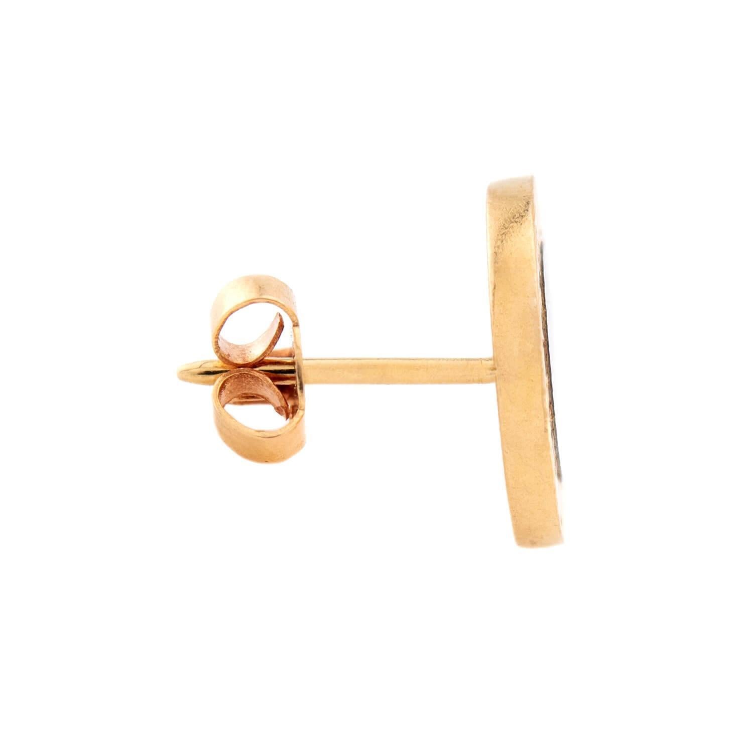 ¡Un fabuloso par de pendientes de botón del legendario joyero Bvlgari! Elaborados en oro amarillo de 18 quilates, estos pendientes en forma de disco son sencillamente radiantes. En el centro de cada taco hay una piedra circular de ónice incrustada,