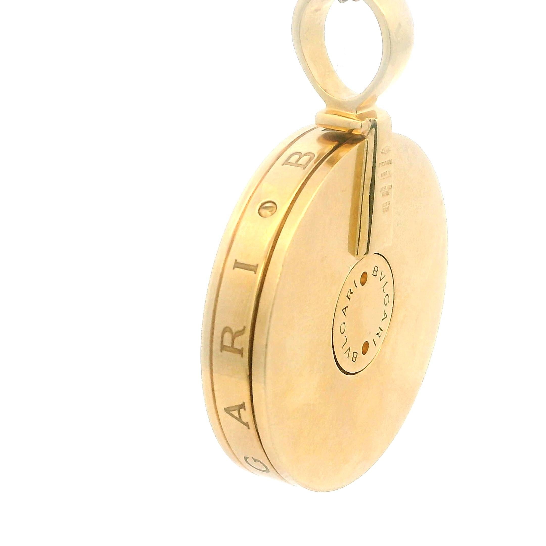 Bvlgari Vintage Italien Pendentif Roue en or jaune 18K et nacre en vente 5