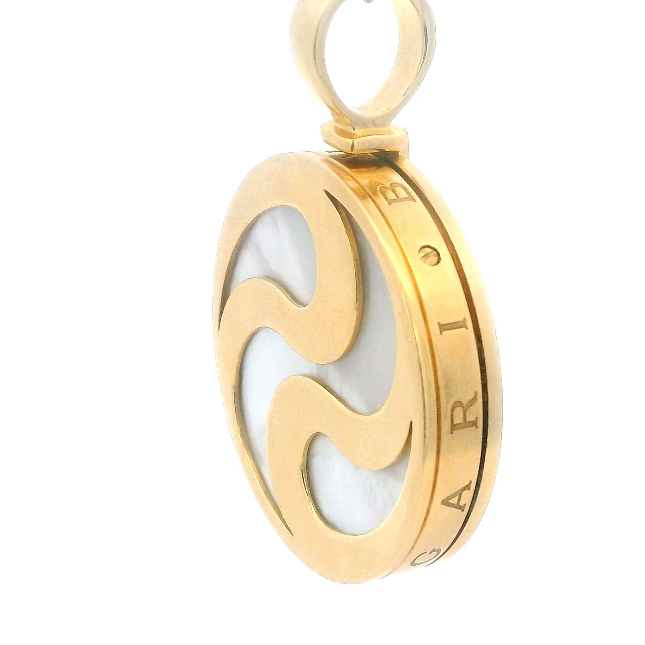 Bvlgari Vintage Italien Pendentif Roue en or jaune 18K et nacre en vente 7