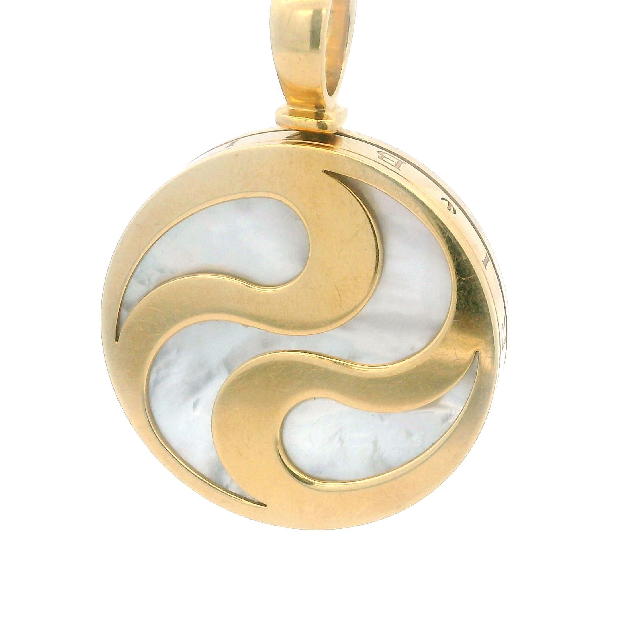 Bvlgari Vintage Italien Pendentif Roue en or jaune 18K et nacre en vente 8
