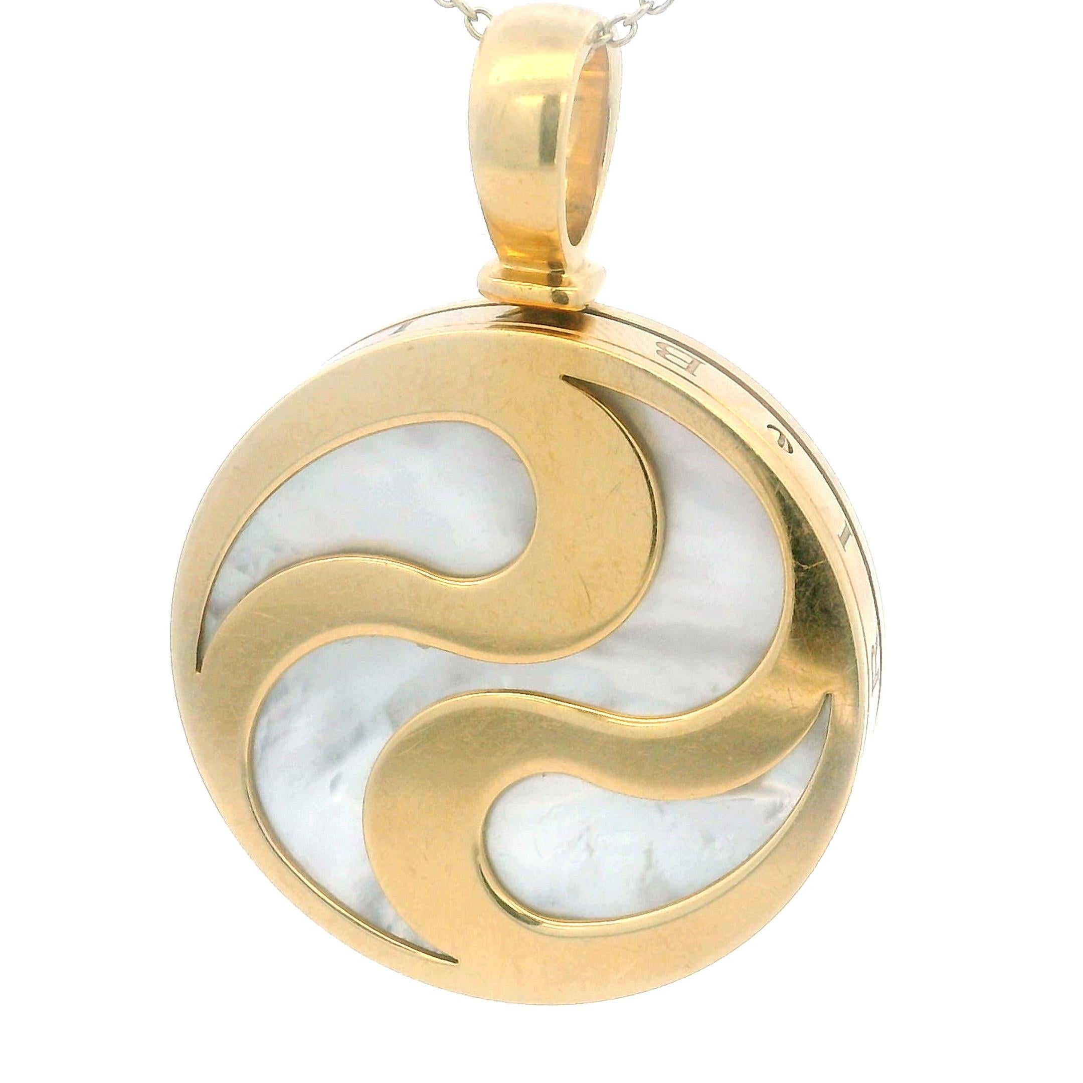 Bvlgari Vintage Italien Pendentif Roue en or jaune 18K et nacre en vente 9