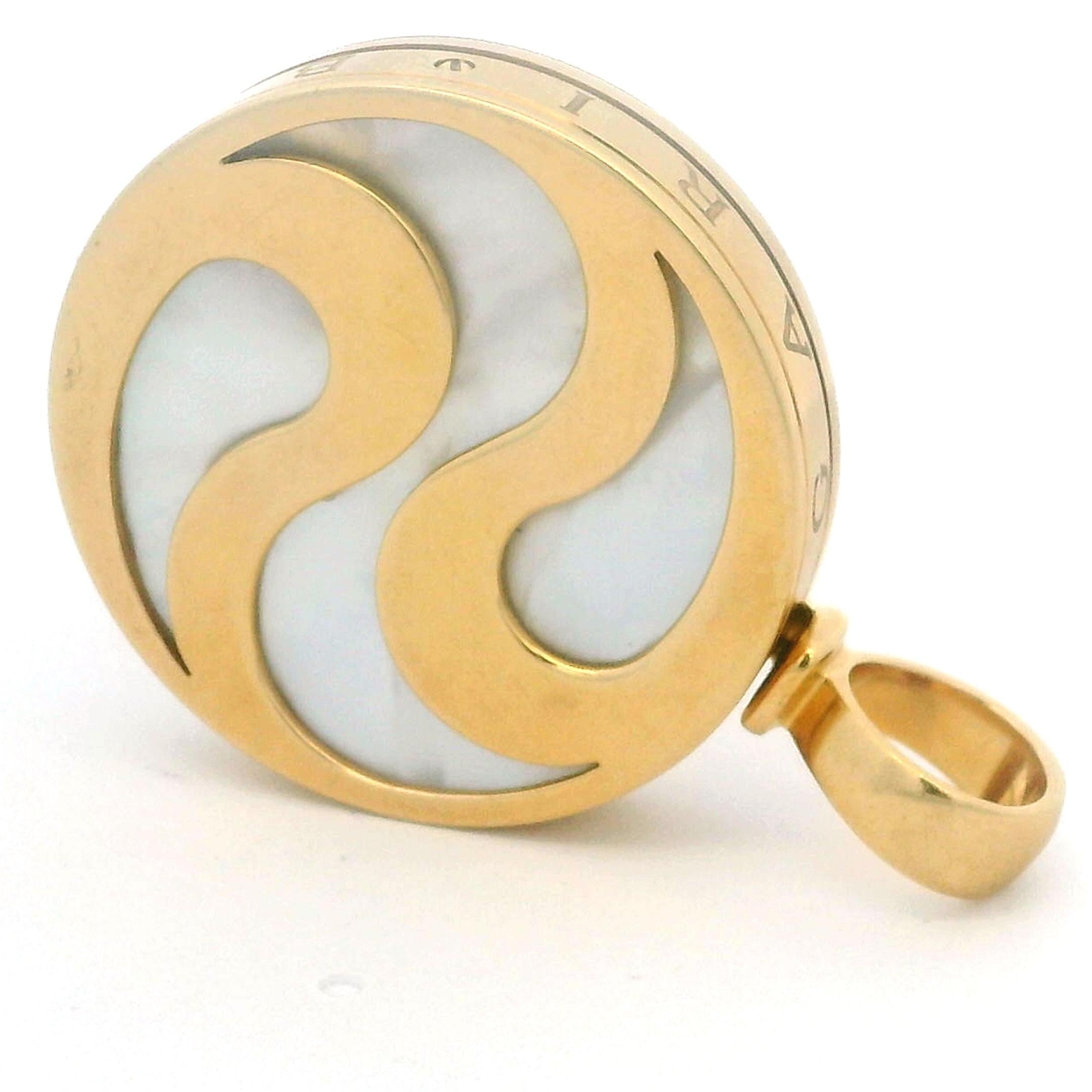 Bvlgari Vintage Italien Pendentif Roue en or jaune 18K et nacre en vente 10