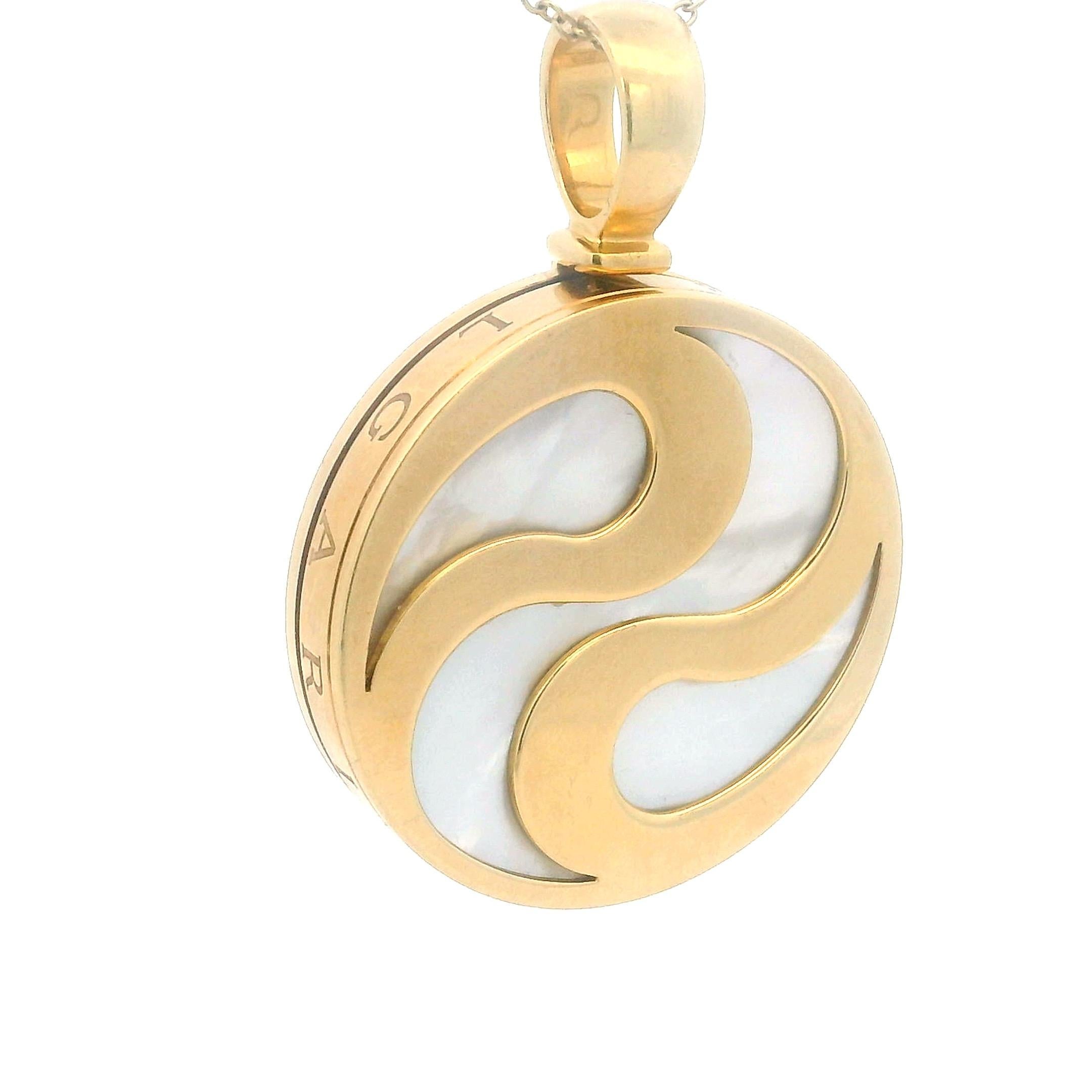 Moderniste Bvlgari Vintage Italien Pendentif Roue en or jaune 18K et nacre en vente