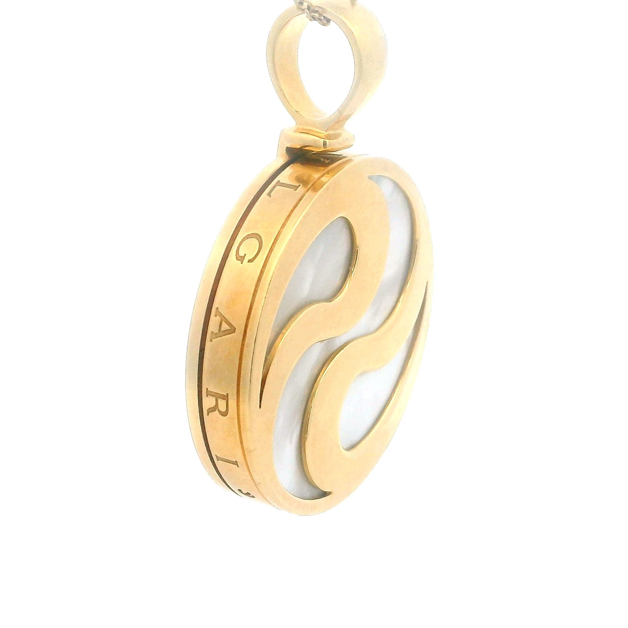 Taille cabochon Bvlgari Vintage Italien Pendentif Roue en or jaune 18K et nacre en vente