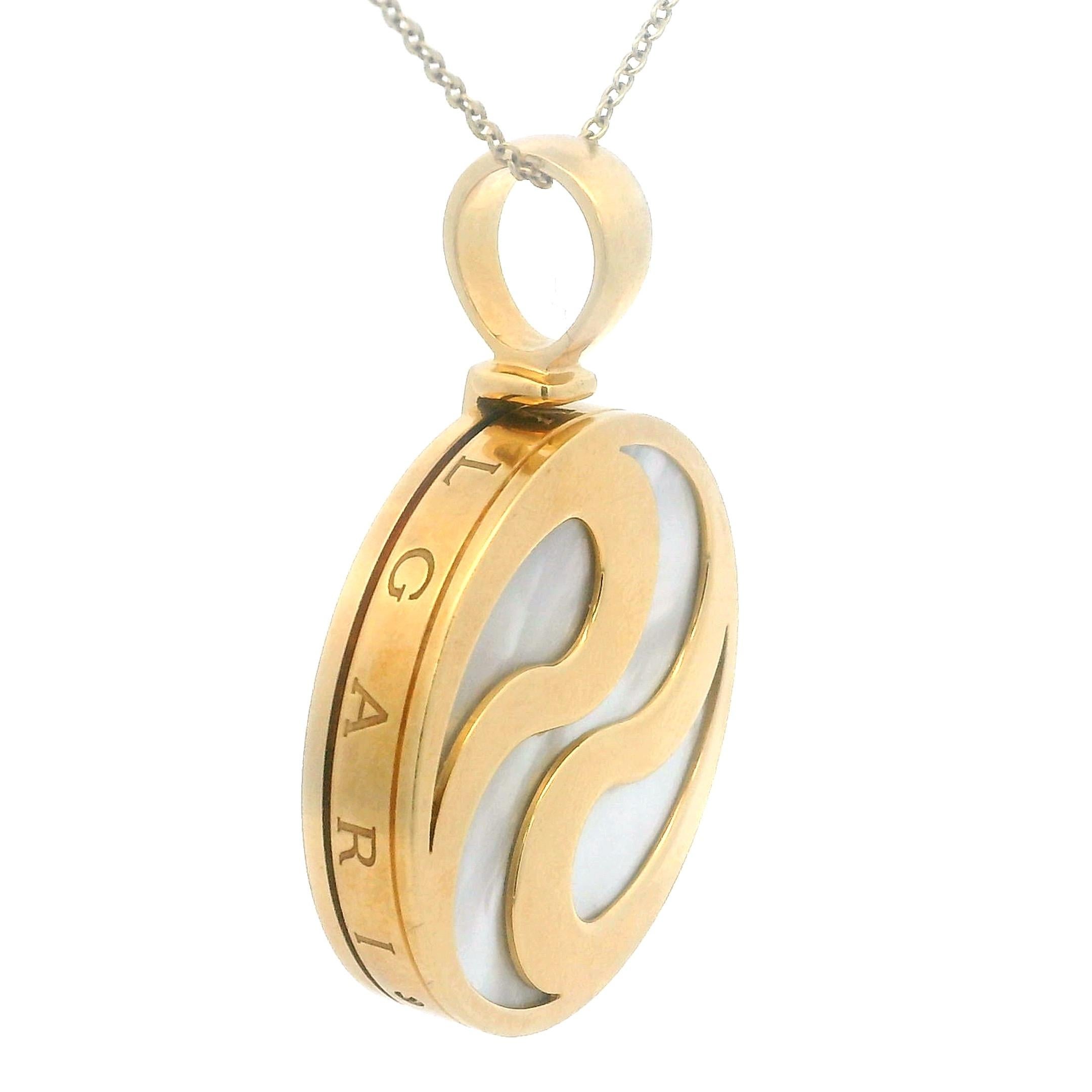 Bvlgari Vintage Italien Pendentif Roue en or jaune 18K et nacre Excellent état - En vente à Miami, FL