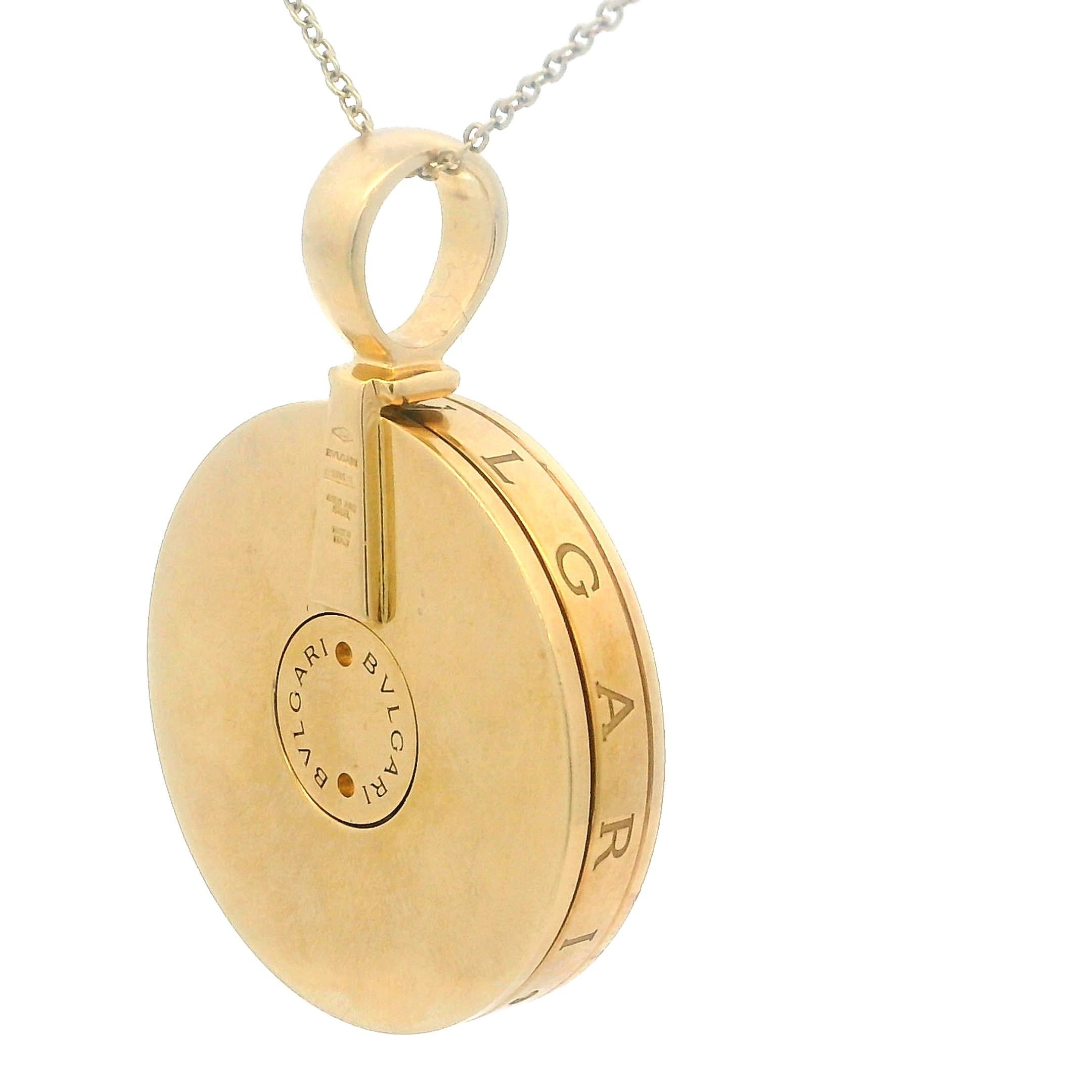 Bvlgari Vintage Italien Pendentif Roue en or jaune 18K et nacre Unisexe en vente
