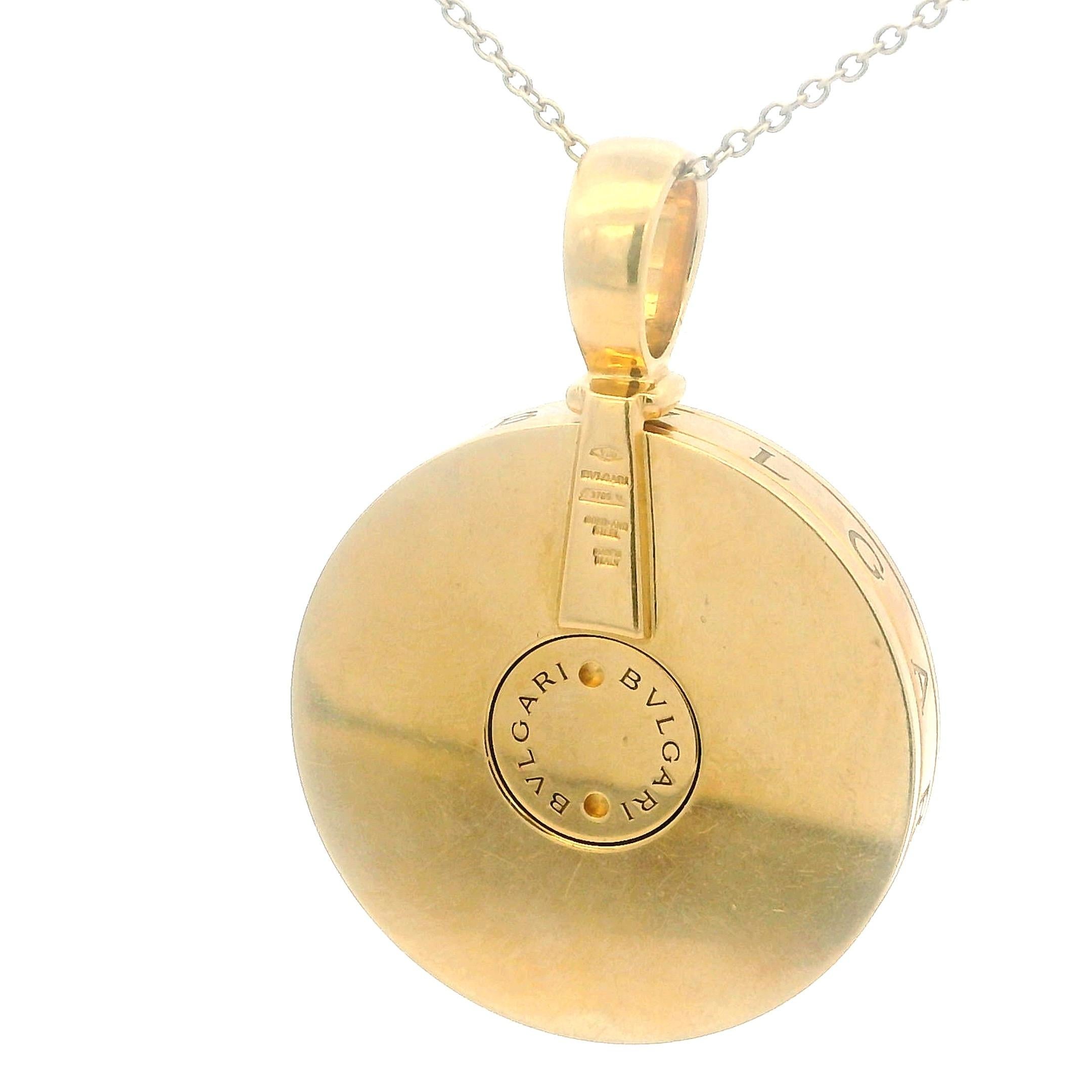 Bvlgari Vintage Italien Pendentif Roue en or jaune 18K et nacre en vente 1