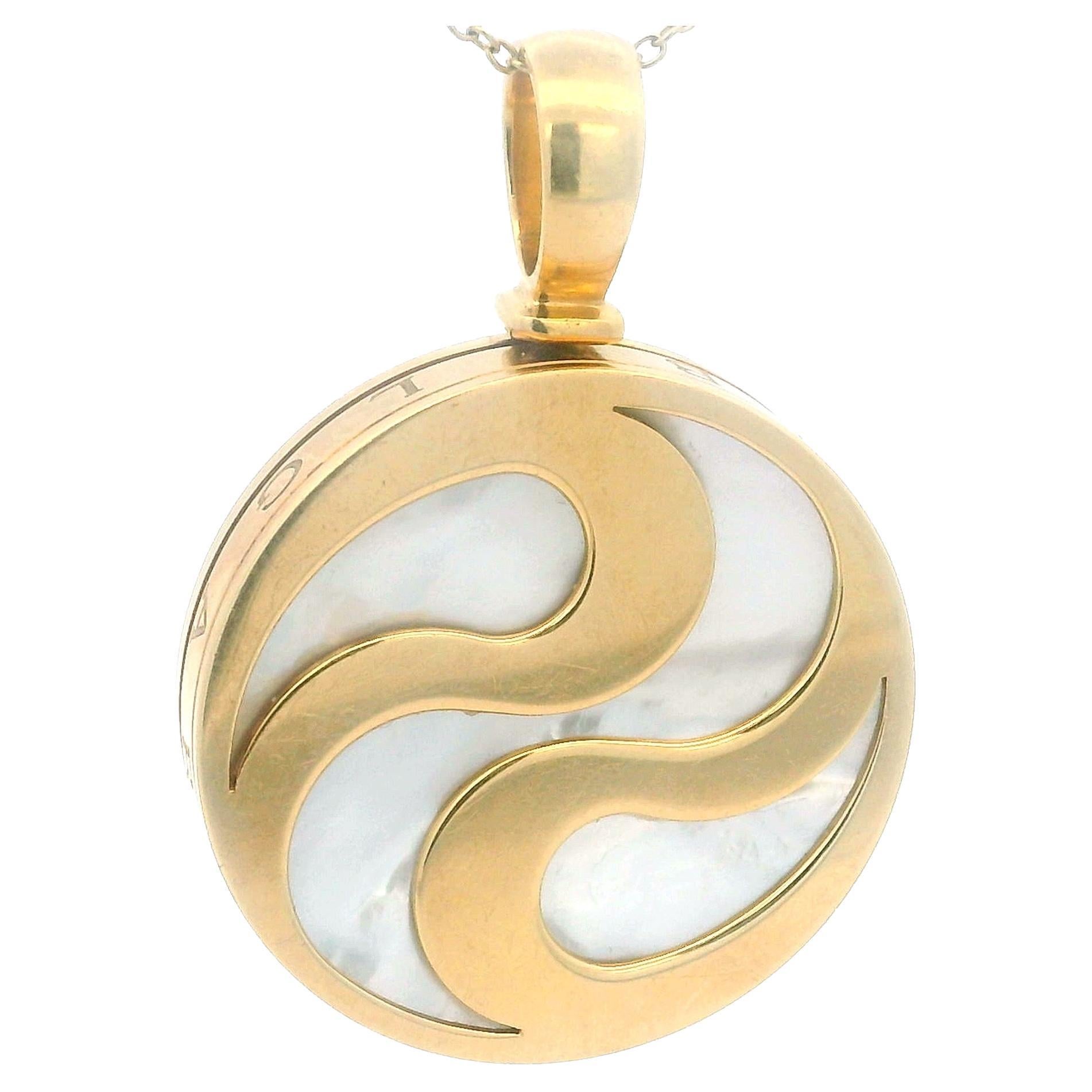 Ciondolo a forma di ruota in oro giallo 18 carati e madreperla Bvlgari vintage