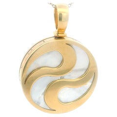 Ciondolo a forma di ruota in oro giallo 18 carati e madreperla Bvlgari vintage