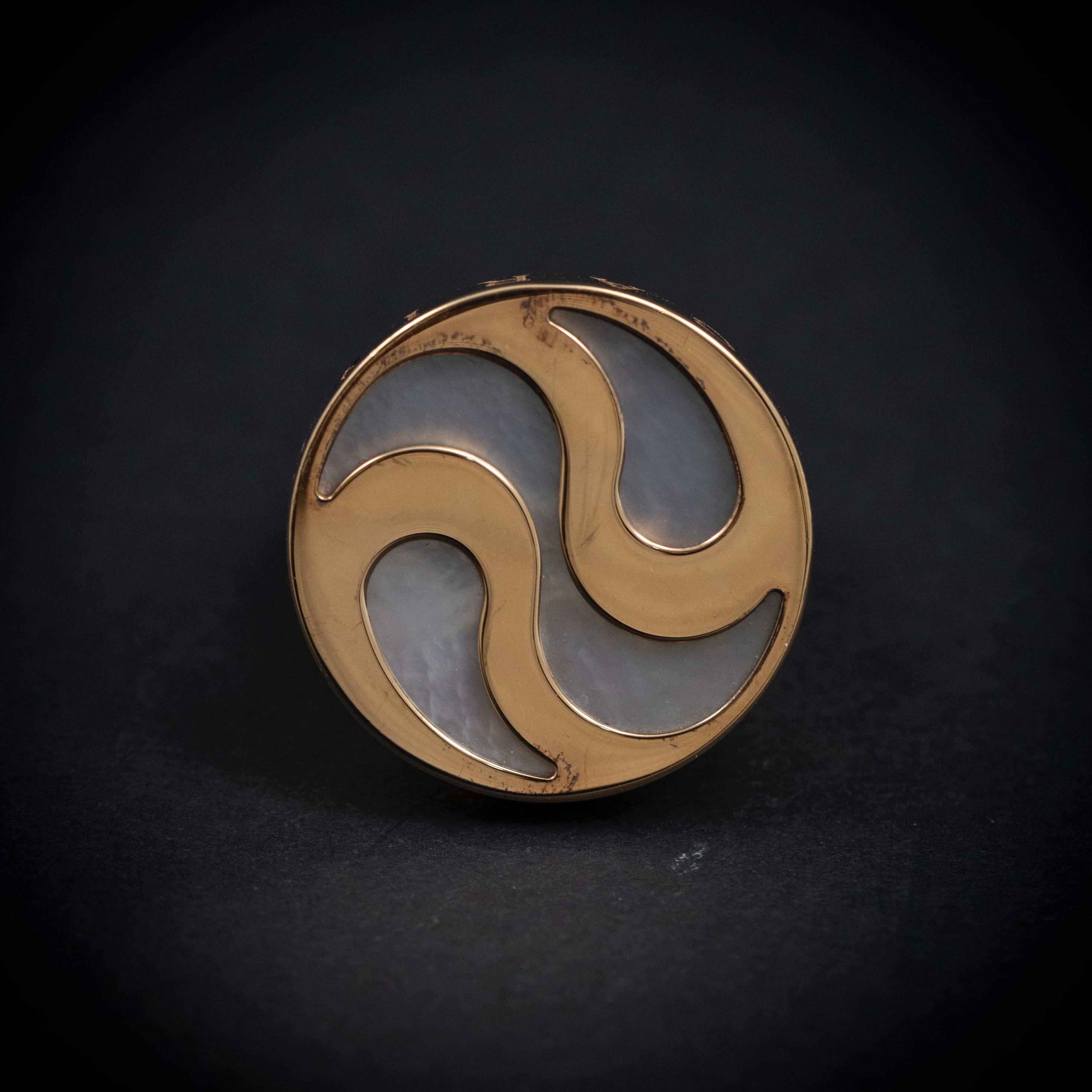 Anello Cinetico Madreperla Ottica Bulgari in oro giallo 18 carati, Italia, vintage, anni '90 circa.

Un gioiello sorprendente e dinamico del periodo di design Bvlgari della fine del XX secolo, questo anello vintage è realizzato in oro giallo a 18