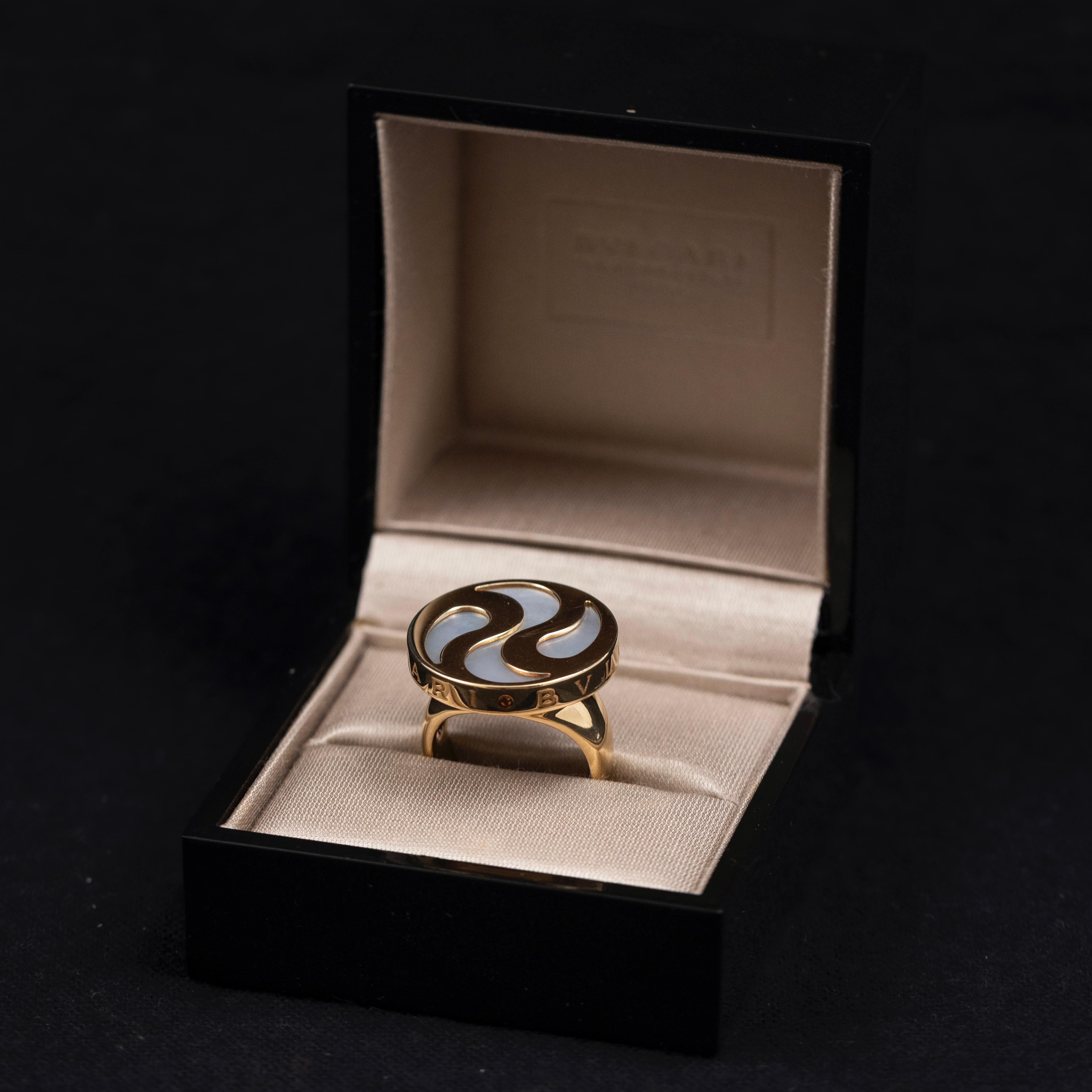 Contemporaneo Bvlgari Anello ottico a rotazione in oro 18 carati vintage in madreperla, anni '90. in vendita