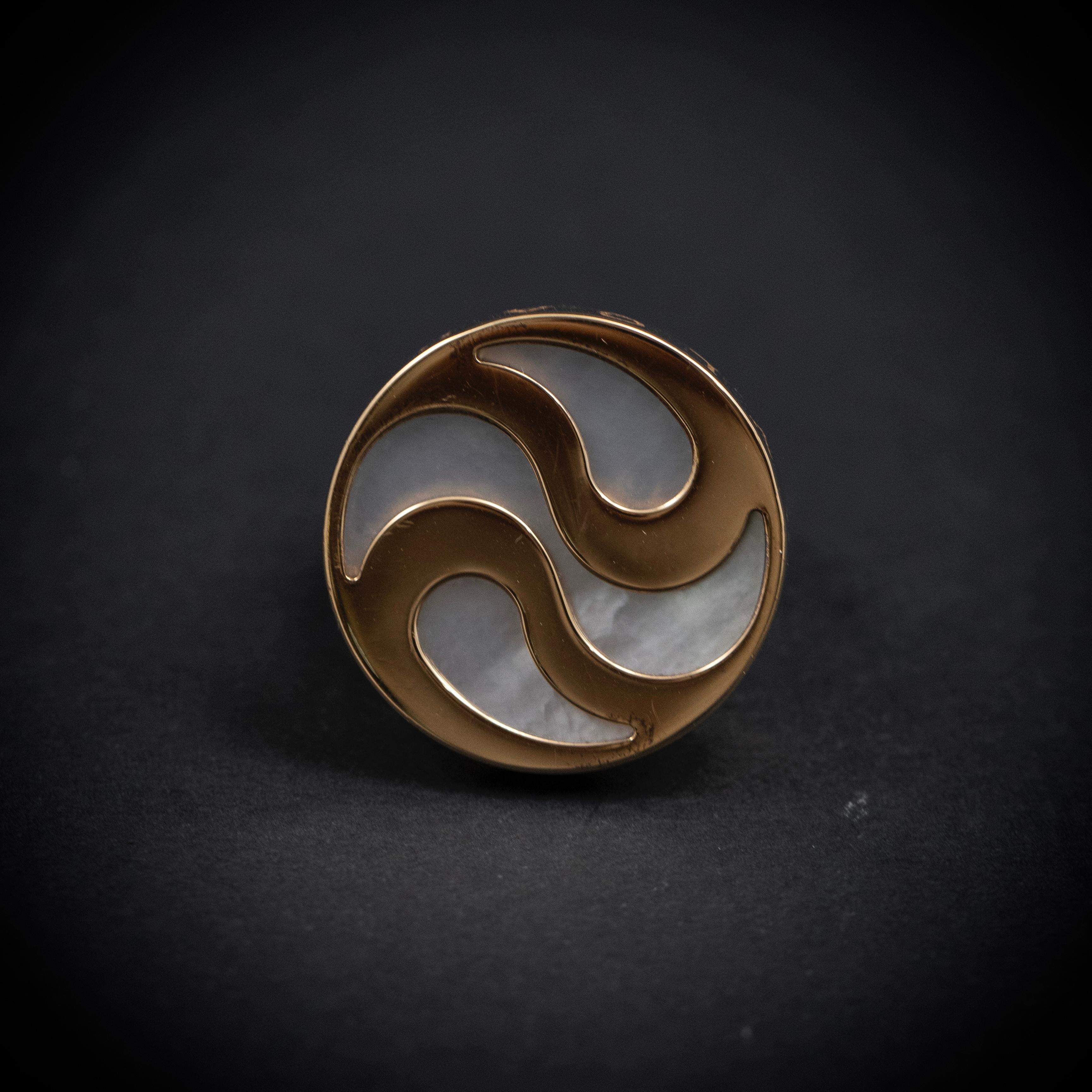 Taglio rotondo Bvlgari Anello ottico a rotazione in oro 18 carati vintage in madreperla, anni '90. in vendita