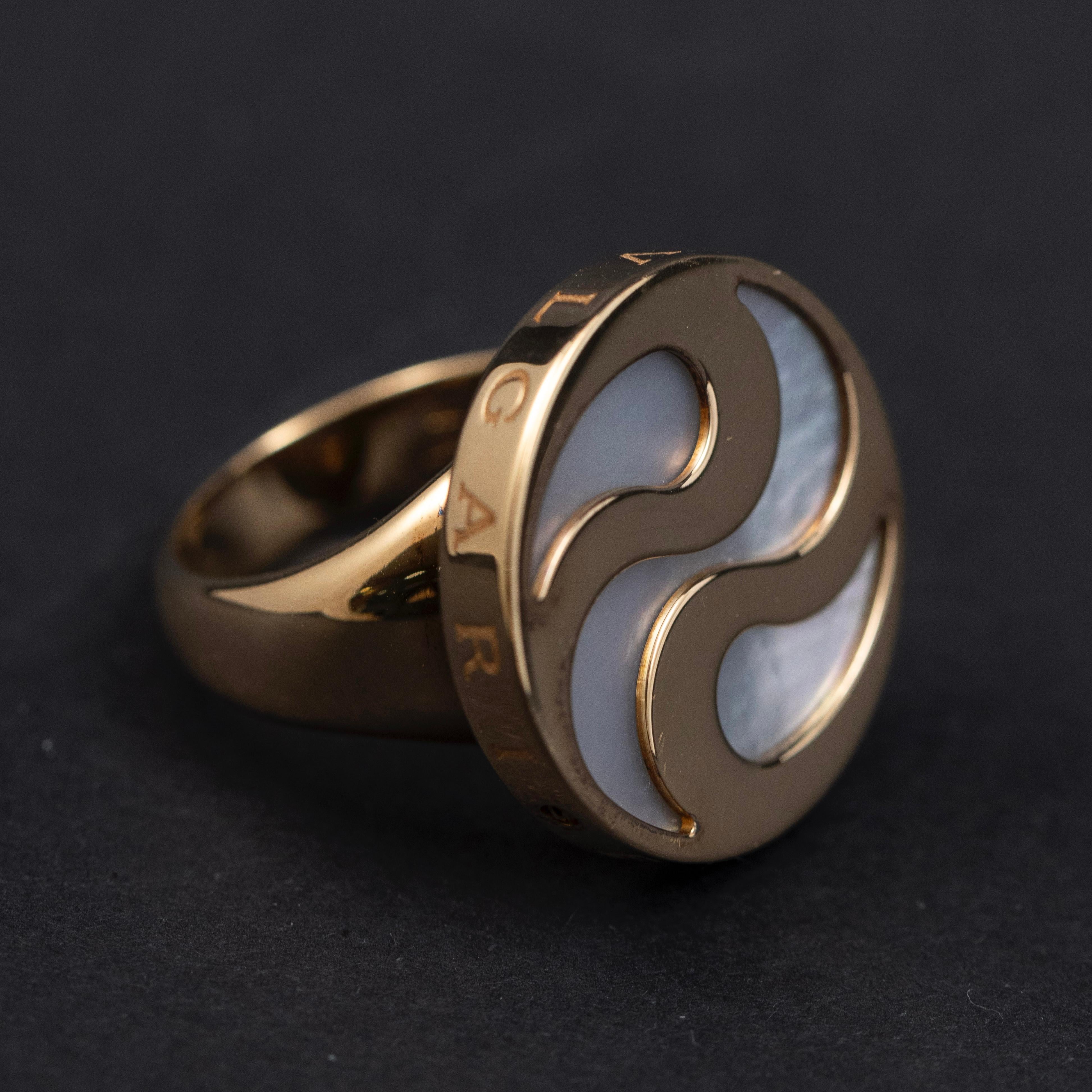 Bvlgari Anello ottico a rotazione in oro 18 carati vintage in madreperla, anni '90. In condizioni buone in vendita a Lisbon, PT