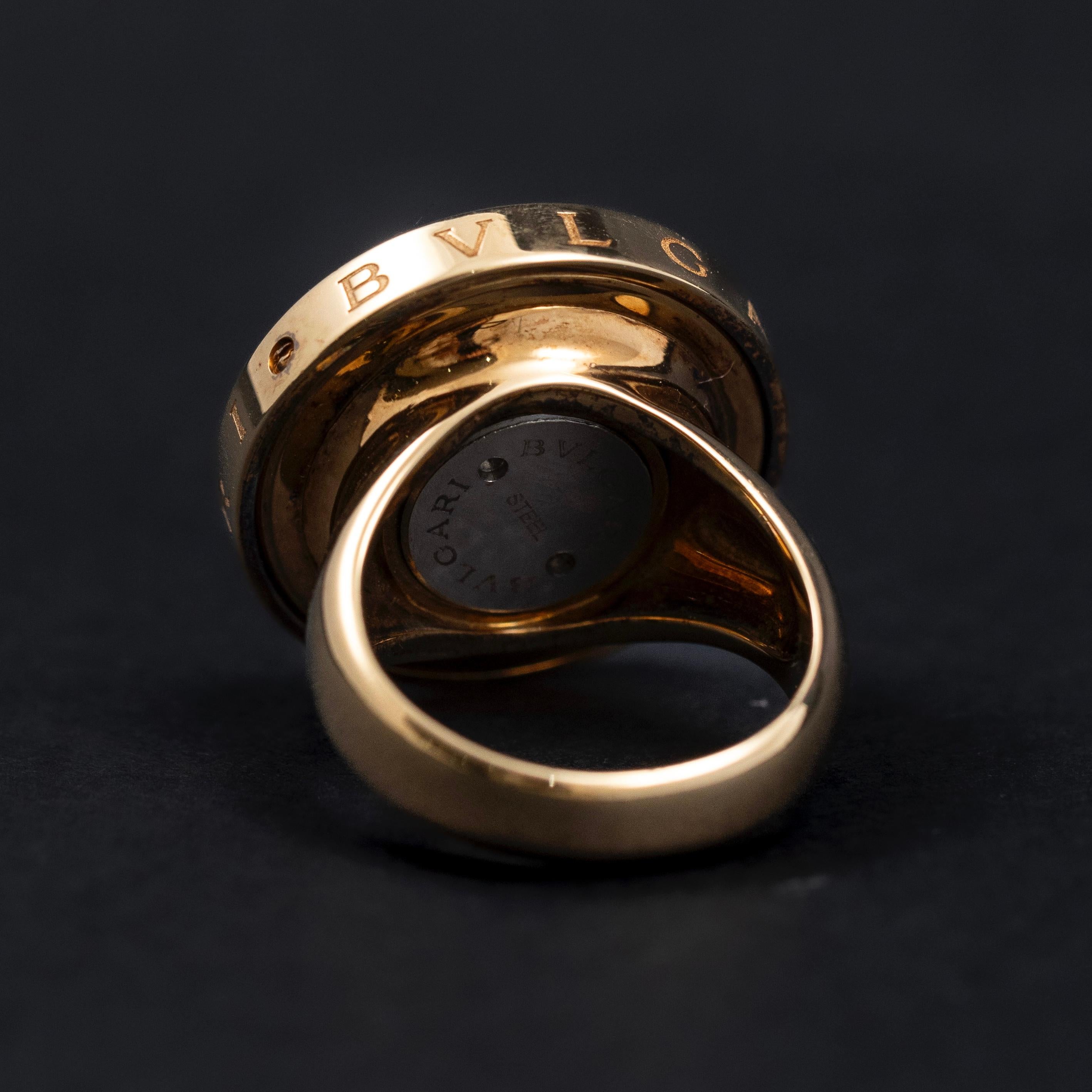da uomo o donna Bvlgari Anello ottico a rotazione in oro 18 carati vintage in madreperla, anni '90. in vendita