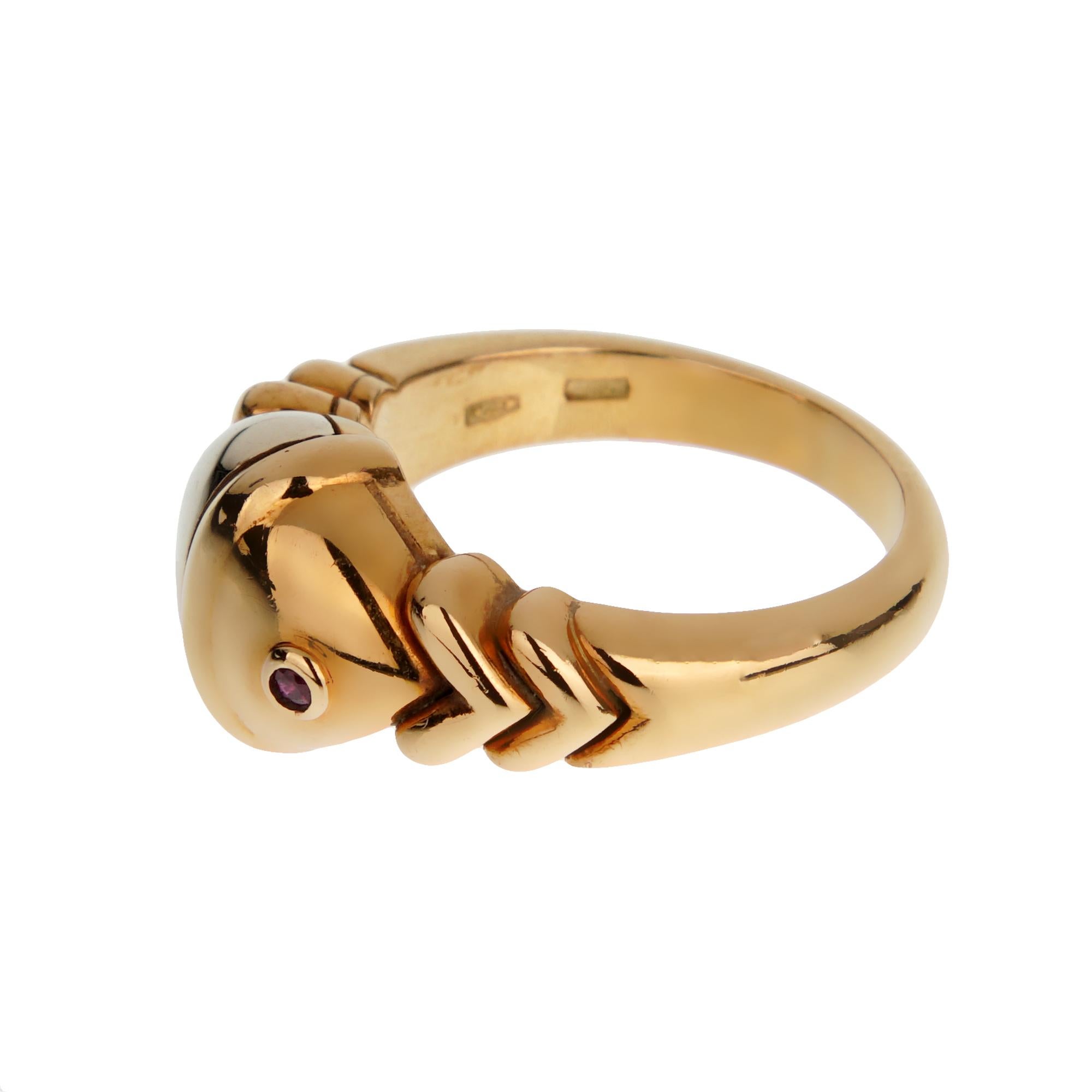 Der Bvlgari Vintage Naturalia Rubinring aus 18 Karat Weiß- und Gelbgold hat die Form eines stilisierten Fisches, der Vitalität und Transformation symbolisiert. Ein lebhaftes Rubinauge und ein skulpturales zweifarbiges Design unterstreichen die kühne