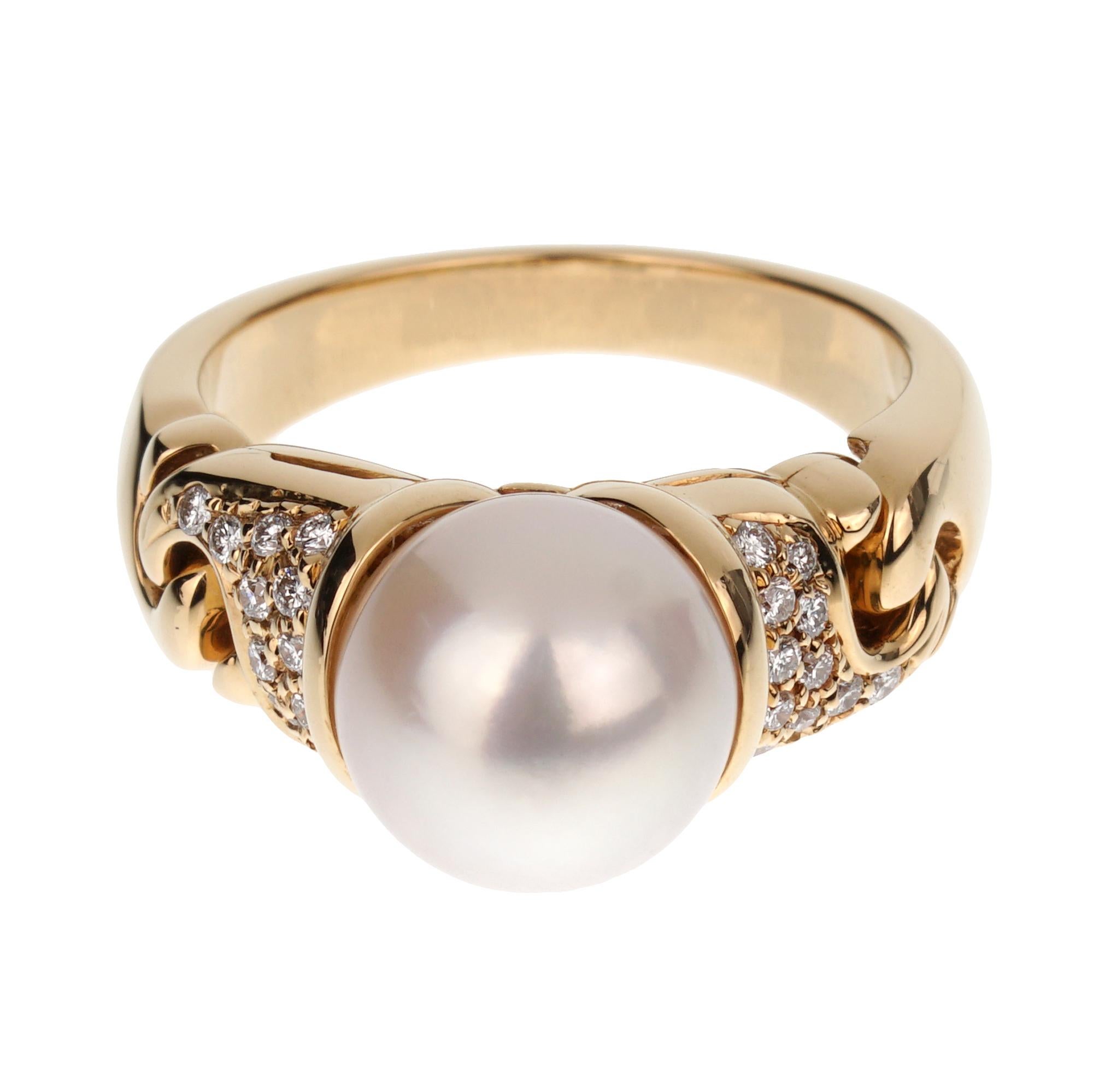 L'anello Vintage Bvlgari Pearl Diamond Yellow Gold è uno squisito gioiello che esemplifica la lussuosa maestria artigianale e l'eleganza senza tempo per cui il marchio Bvlgari è rinomato. Questo splendido anello ha al centro una magnifica perla di 9