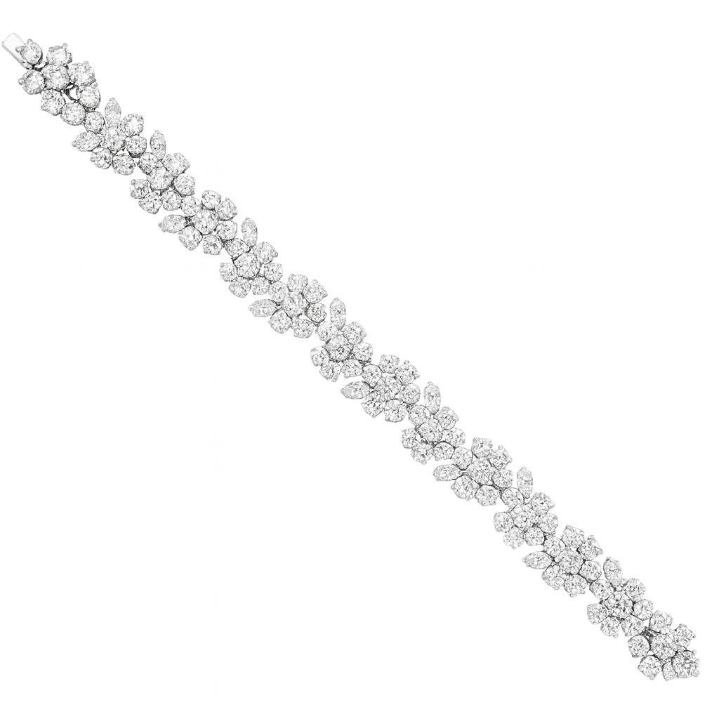 Bracciale floreale in platino e diamanti d'epoca Bvlgari, circa anni '60

Questo eccezionale bracciale vintage di Bvlgari è un vero capolavoro del design della metà del XX secolo. Realizzato in platino, presenta un opulento motivo floreale con circa