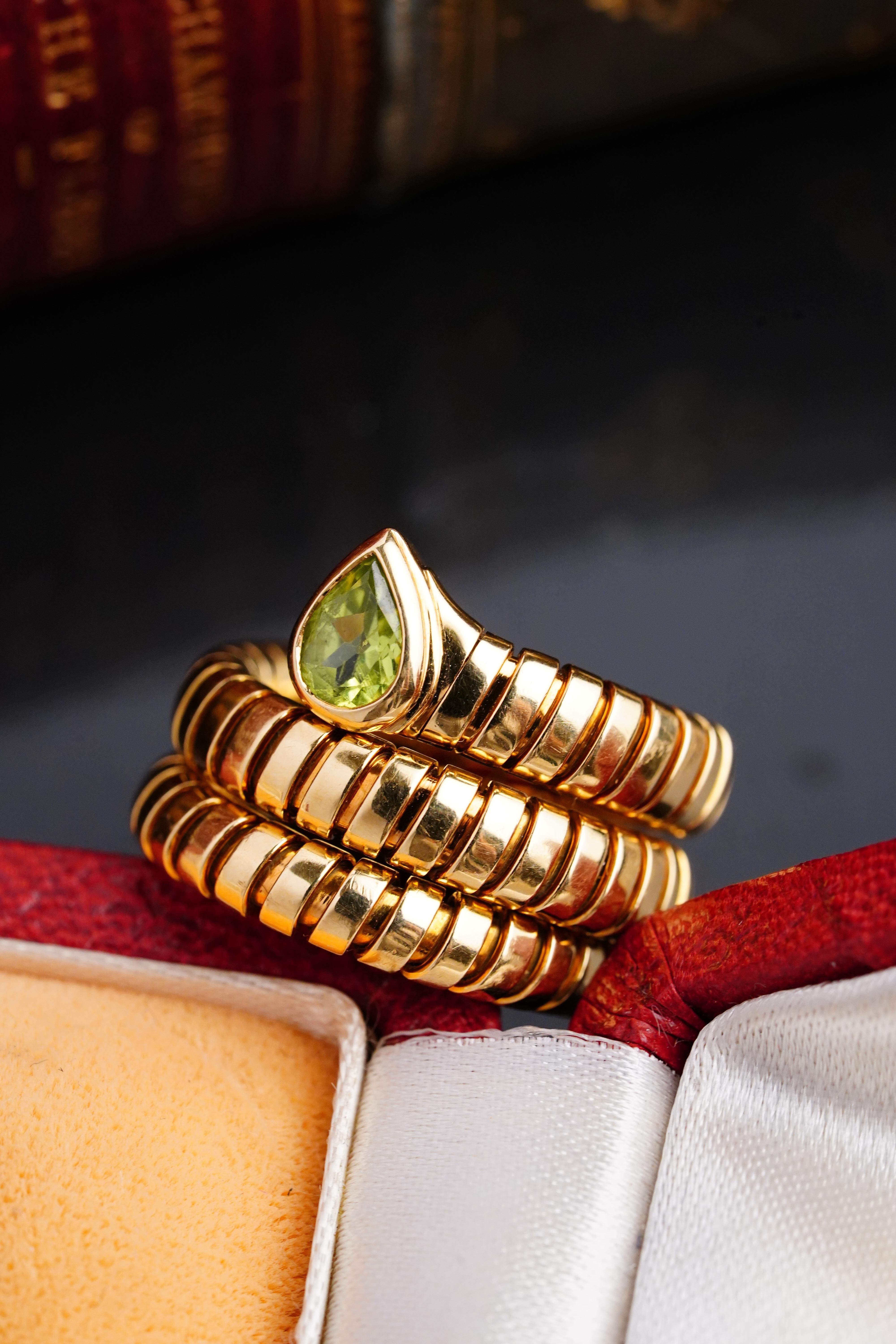 Bvlgari Vintage Serpenti Tubogas Peridot Yellow Gold Ring In Excellent Condition For Sale In London, GB