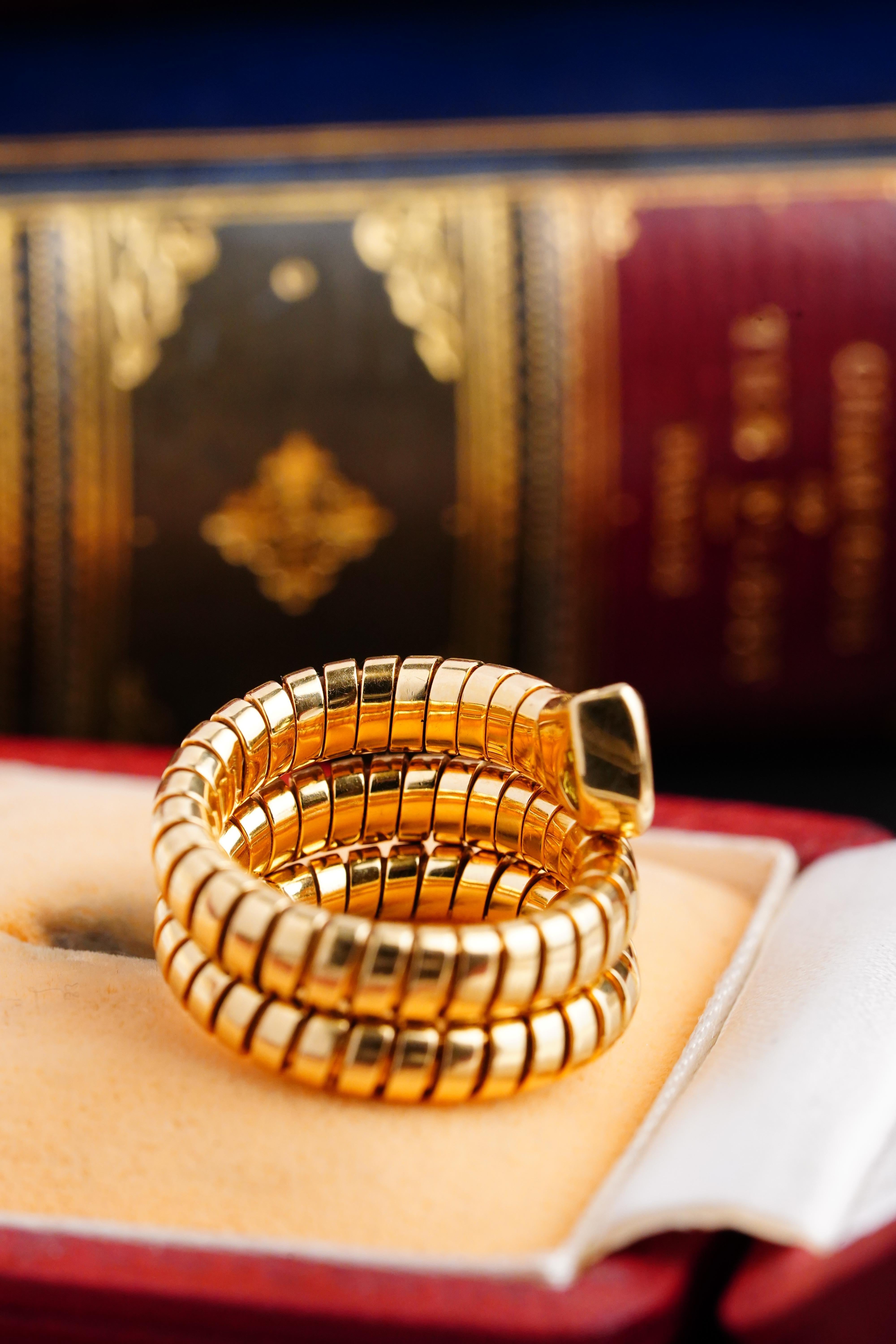Women's or Men's Bvlgari Vintage Serpenti Tubogas Peridot Yellow Gold Ring For Sale