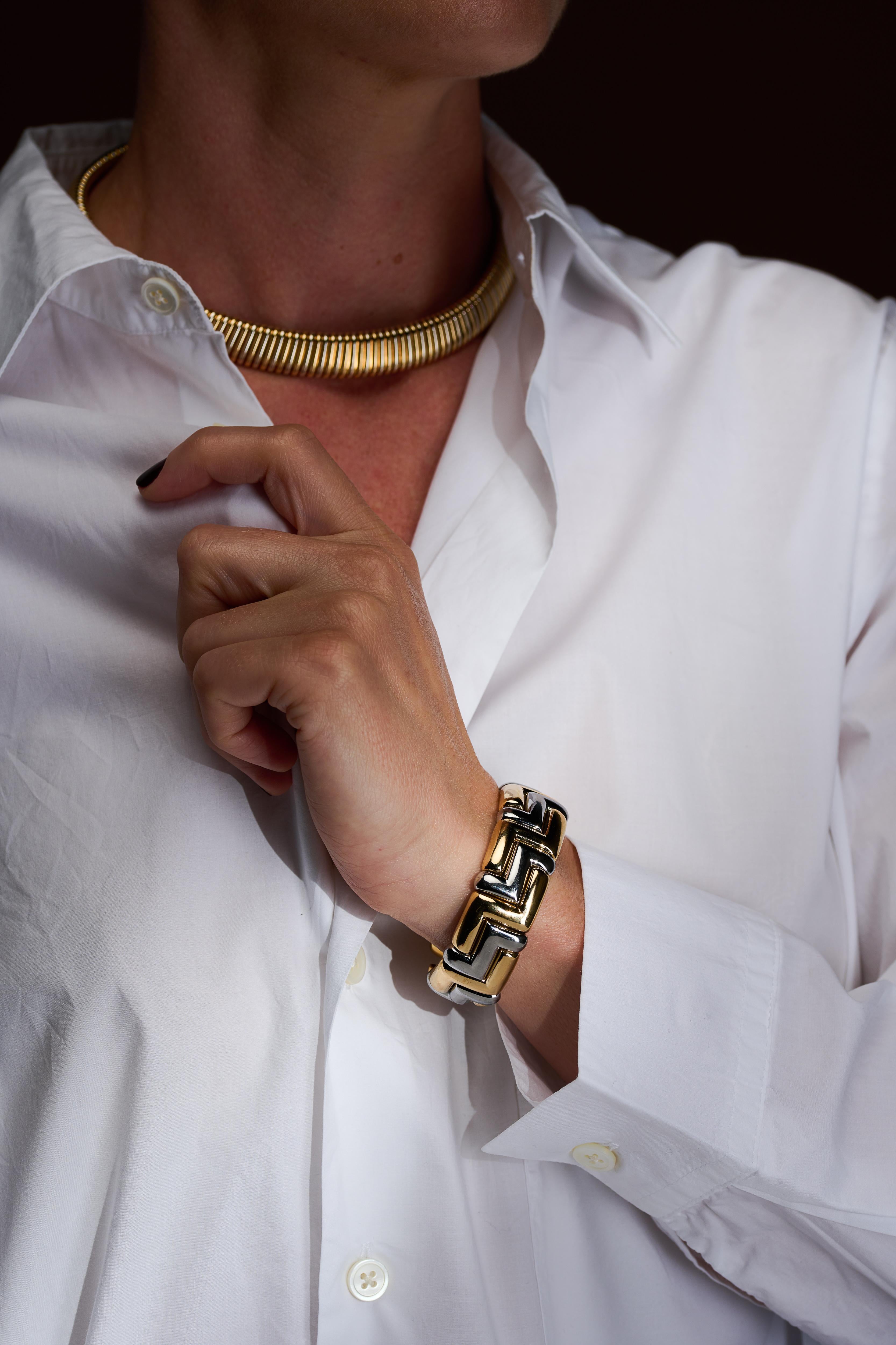 Bvlgari Bracelet manchette vintage en or jaune et acier Unisexe en vente