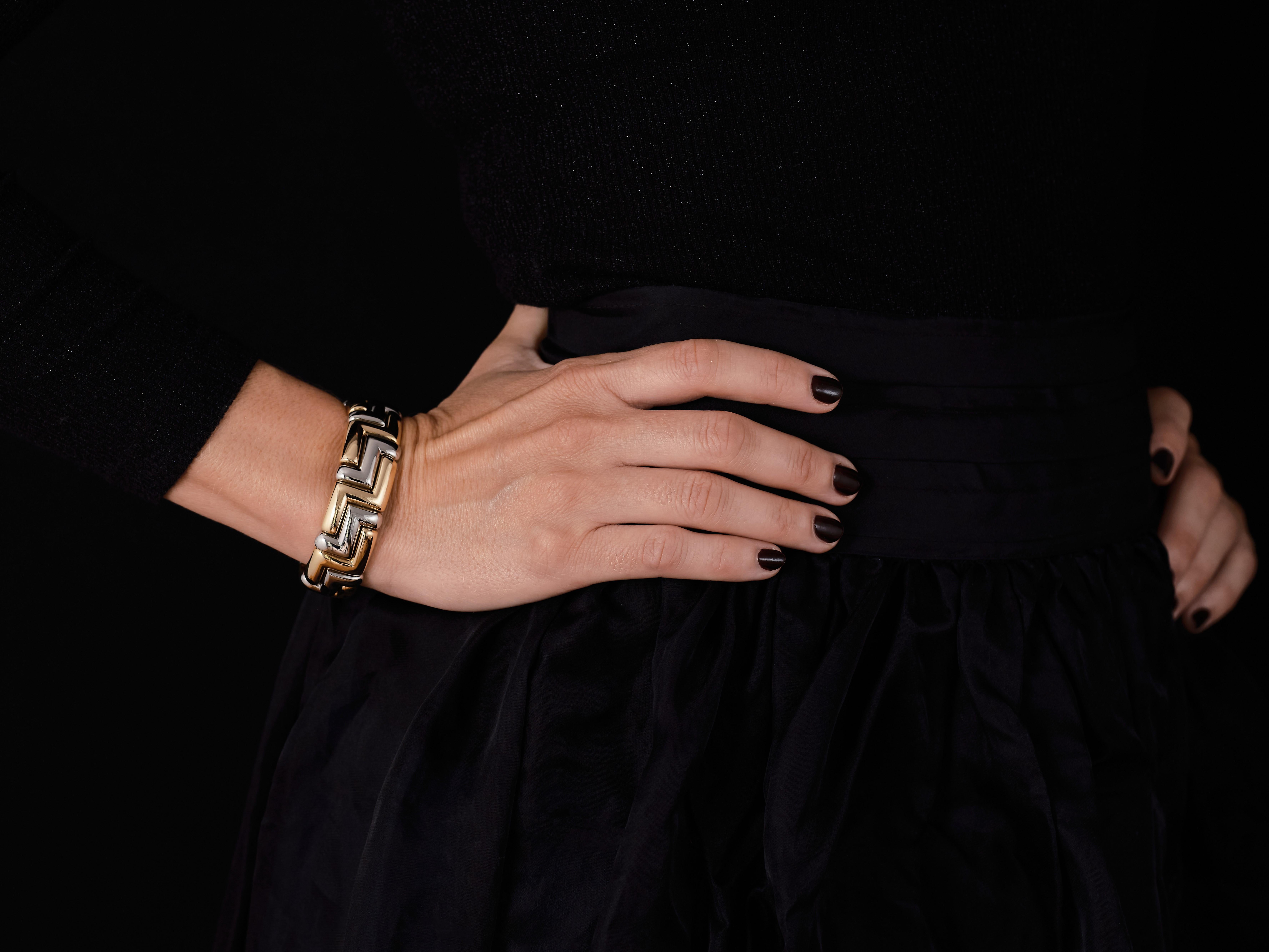Superbe bracelet Bvlgari en or jaune 18 carats et acier gris, composé de maillons géométriques s'emboîtant les uns dans les autres pour créer un zigzag audacieux et séduisant. 

Ce magnifique bracelet mesure 0,72 / 18,2 cm de large et a une