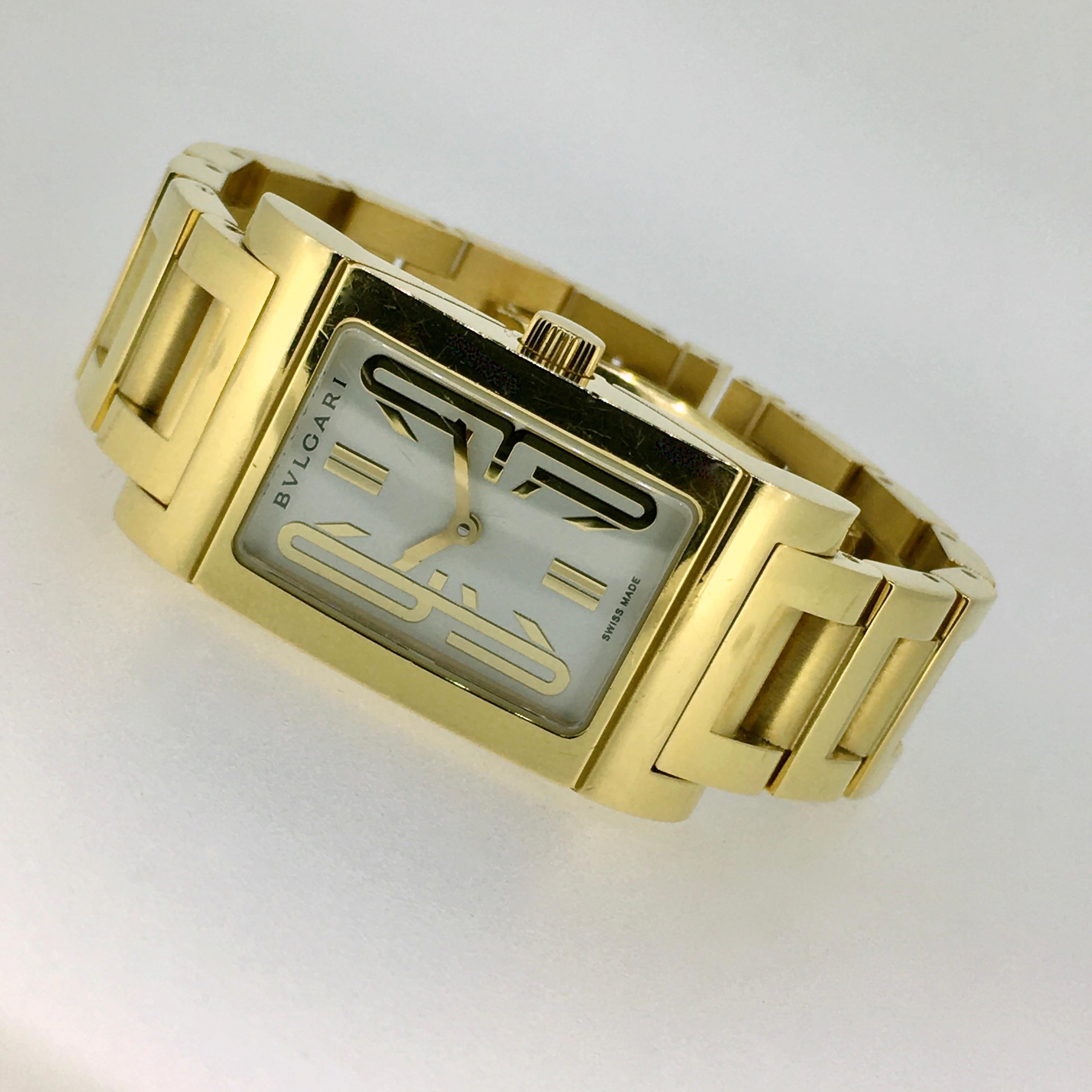 This is an 18k yellow gold Bvlgari Rettangolo Lady watch. Reference-number  RTC39G. 
The integral 18k yellow gold bracelet has a triple folding deployment clasp, scratch resistant sapphire crystal.

The length, including additional links is 8