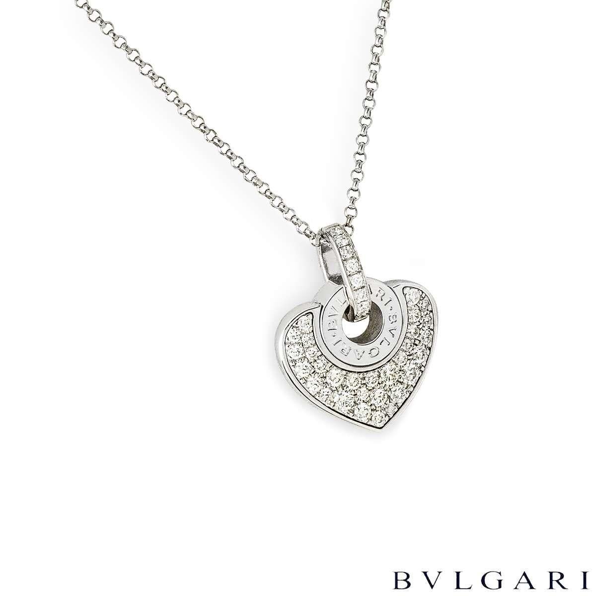 Splendida collana con ciondolo a cuore in oro bianco 18k di Bvlgari, dell'iconica collezione Bvlgari Doppio Cuore. Il ciondolo presenta un motivo a forma di cuore intrecciato con un anello integrato con il logo 