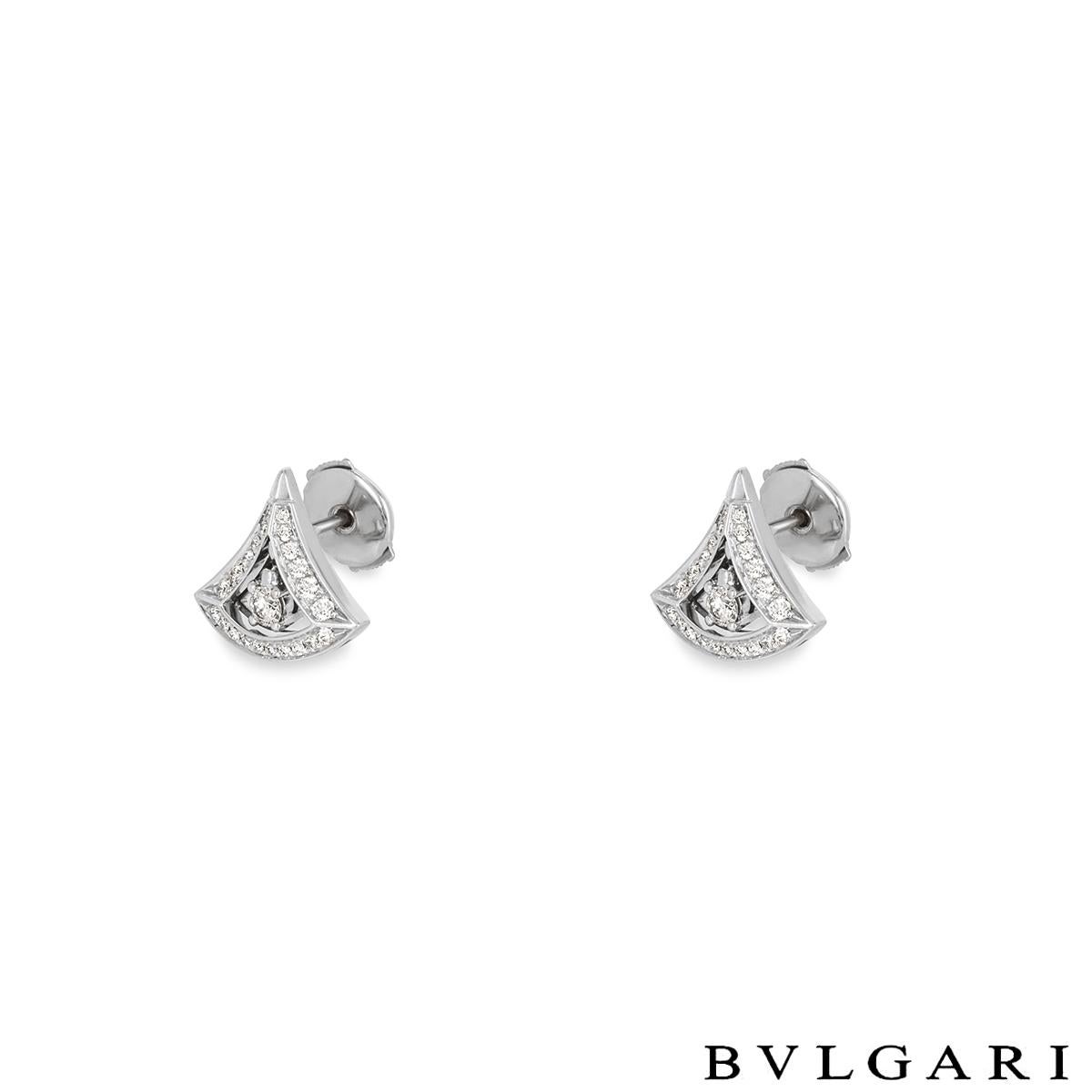 Une élégante paire de boucles d'oreilles en diamant en or blanc 18 carats par Bvlgari de la collection Divas' Dream.  Chacune des boucles d'oreilles est sertie au centre d'un diamant rond de taille brillant entouré d'un motif en éventail pavé de 22