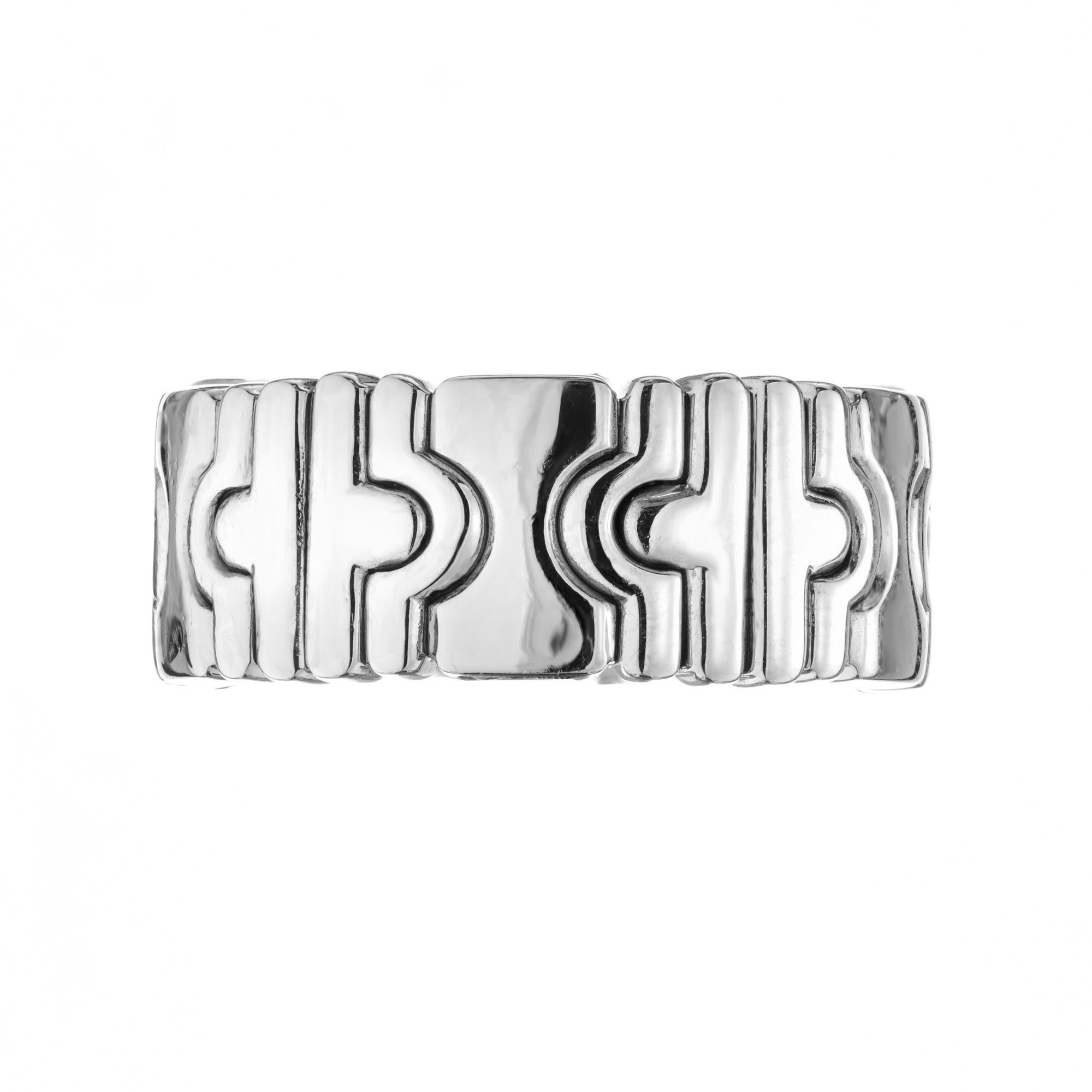 Discover the exquisite craftsmanship of the Bvlgari 18k white gold Parentesi band ring, composed of sculpted geometric links an iconic piece that marries elegance with modern sophistication. This stunning ring is meticulously crafted from luxurious