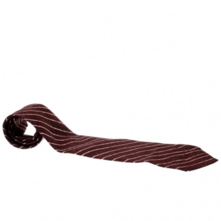 Cette suave cravate en soie de Bvlgari X Davide est parfaite pour les personnes élégantes. Labellisée avec des rayures diagonales, cette cravate bordeaux est accompagnée de l'étiquette et d'une boucle de maintien. Portez-le lors de vos réunions