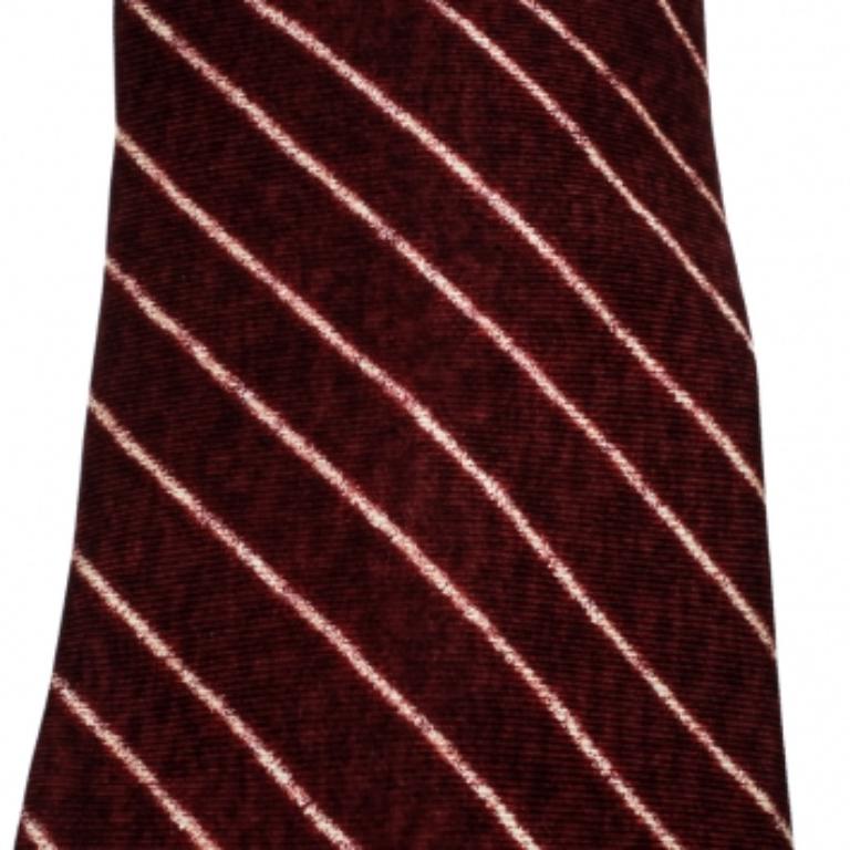 Bvlgari X Davide Pizzigoni Cravate à sept plis en soie rayée bordeaux Excellent état - En vente à Dubai, Al Qouz 2